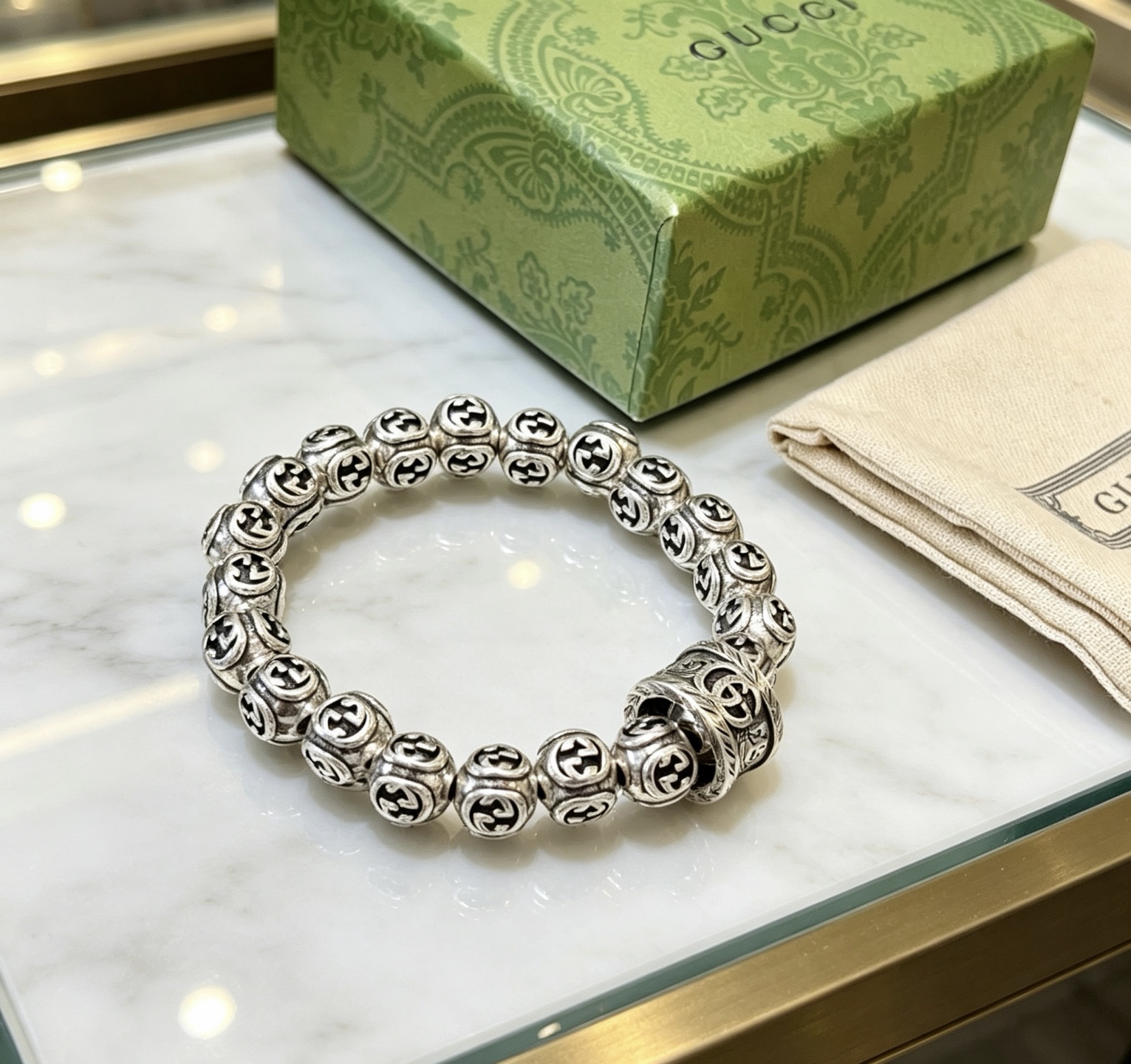 NO:896418,Batch. New products launched in 2026. The latest classic model of Gucci bracelet. Exquisite regardless of style and texture, it is absolutely top-notch. You can understand the original logo at a glance. Super nice. The best choice for matching clothes. A must-have artifact for men and women. Simple and elegant, low-key and luxurious. Sizes are 16 to 24 cm. Boutique jewelry, gucci, gucci, bracelet.19860909批. 新品上市 2026最新出炉 Gucci古驰手链最新款的经典款 精致无论款式 质感 都是绝对的顶尖feel 只要看一眼就懂了原版logo 超 nice 搭配衣服最佳的选择,男女同款必备神器 简单又大气,低调显奢华码数16到24厘米,饰品精品,gucci,gucci,bracelet,Jewelry