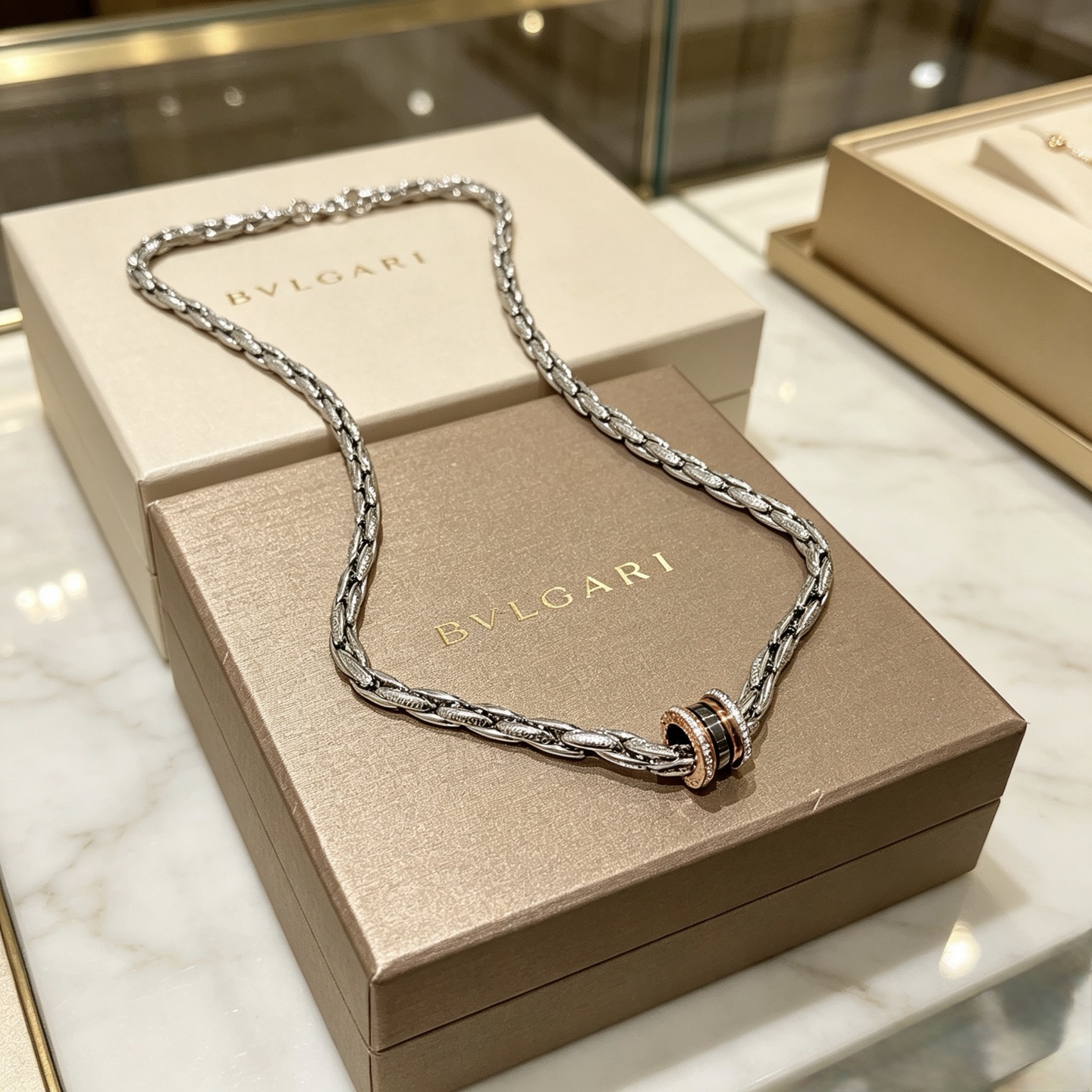 NO:896423,Batch Bulgari necklace V gold material BVLGARI BVLGARI DIVAS’ DREAM series The appearance is perfect, the details are invincible, the unique color is completely impeccable, and it is decorated with a classic ring shape design, which is simple yet elegant and eye-catching. The combination of V gold is more elegant, and the upper body is elegant and attractive. Same style for men and women. Bvlgari necklaces, jewelry boutiques, bottega veneta, bvlgari, bvlgari, necklace19860909批 宝格丽项链V金材质 BVLGARI宝格丽 DIVAS‘ DREAM 系列 品相完美,细节无敌,那种独特的色泽完全无可挑剔,再缀以经典指环外形设计,简约之余却又优雅夺目,V金的组合更显气色,上身雅致动人.男女同款 宝格丽项链,饰品精品,bottega veneta,bvlgari,bvlgari,necklace,Jewelry