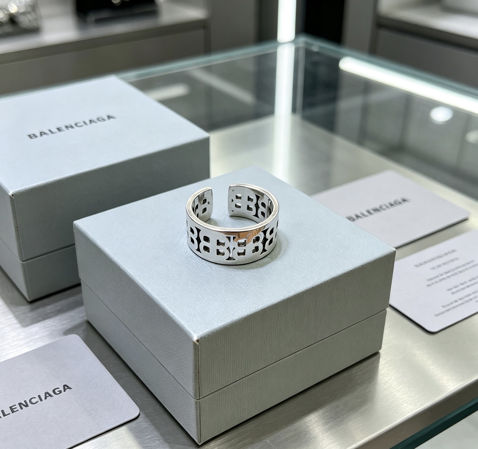 NO:896469,Batch. Original new product Balenciaga ring Balenciaga ring counter consistent Balenciaga ring hot model shipped unique design avant-garde super shiny V gold, jewelry boutique, balenciaga, balenciaga, ring19860909批. 原单货新品 巴黎世家戒指 Balenciaga戒指专柜一致巴黎世家戒指火爆款出货 设计独特 前卫 超级闪亮的V金,饰品精品,balenciaga,balenciaga,ring,Jewelry
