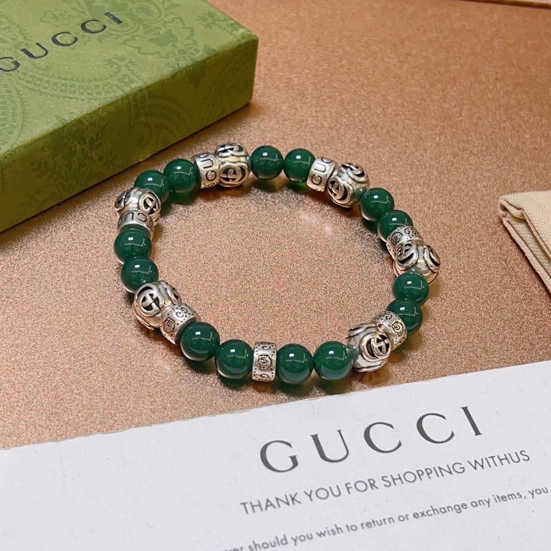 NO:896480,Batch Gucci bracelets for men and women. The latest natural green agate bracelet is of a higher grade. The same style as the Anger Forest series double g green agate crystal bracelet for celebrities. Size: 16-24 cm. The details are distressed. The shiny version is not available in the market. This model is not commonly made in the market. It has been released. It is a best-selling model in Gucci. It goes well with clothes, high-quality jewelry, gucci, and bracelets.19860909批 古驰手链男女同款 最新款天然绿玛瑙手链档次更高明星同款Anger Forest系列双g绿玛瑙水晶手链 尺寸:16-24厘米 细节对版做旧处理 非市面亮面版型 非市面普通做这款一直在出 古驰里面热卖款 非常好搭配衣服,饰品精品,gucci,bracelet,Jewelry
