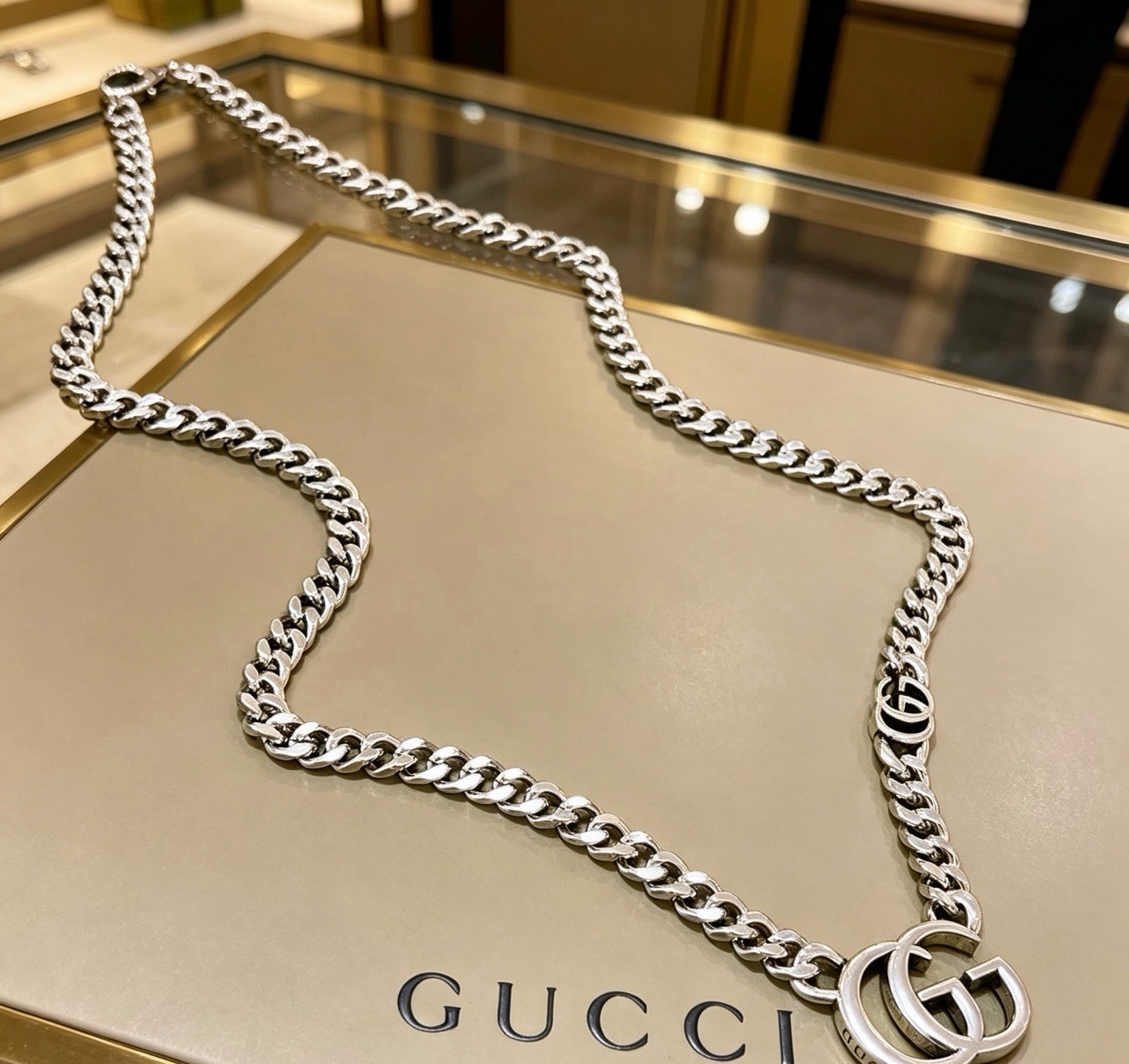 NO:896483,Batch New product launches are not popular until they are released. Douyin is the first choice for Internet celebrities to bring goods. The latest chain of Gucci necklaces is of higher quality. The same style as the Anger Forest series double G design concept retro necklace for celebrities. It makes high-end clothes more elegant and more brand-like and personalized when going out. The details are distressed. Non-market glossy version. This one has been released. The best-selling model in Gucci. Very easy to match, high-quality jewelry, gucci, necklace.19860909批  新品发布不爆不发 抖音带货网红首选 古驰项链最新款链条档次更高明星同款Anger Forest系列双g设计理念复古项链 让高档的衣服搭配更有气质 出去更有牌面和个性 细节对版做旧处理 非市面亮面版型 这款一直在出 古驰里面热卖款 非常好搭配,饰品精品,gucci,necklace,Jewelry