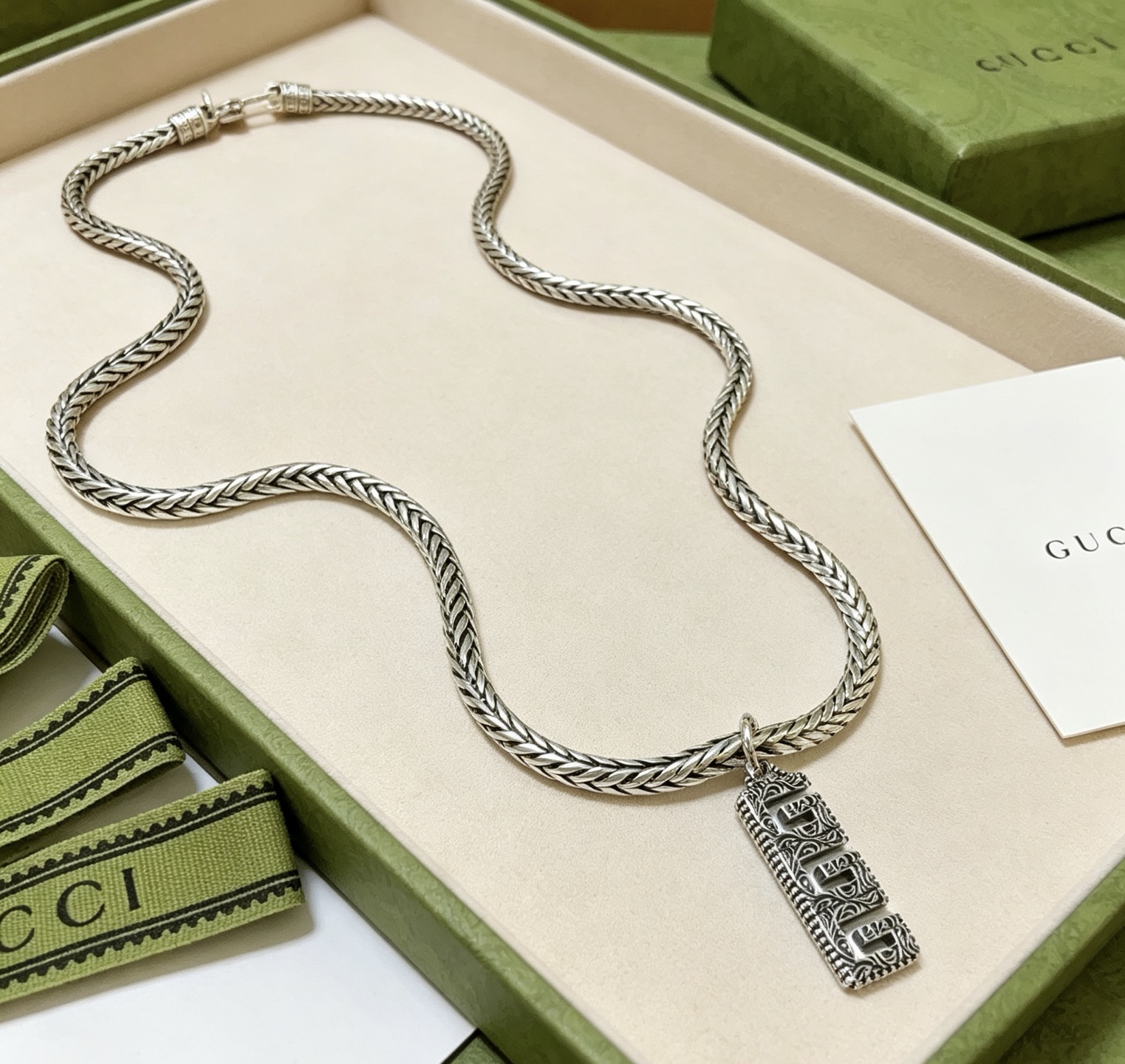 NO:896488,Batch of new products released. The latest chain of Gucci necklace has a higher grade. The same model for celebrities. Anger Forest series. Double G classic model. Gucci top model. Art design concept. Key necklace series. K gold necklace. Clothes have an instant sense of luxury. Details are matched to K gold. Non-market shiny version. This one has been out. It is a best-selling model in Gucci. It is very good to match with trendy clothes, fine jewelry, gucci, necklace.19860909批新品发布 古驰项链最新款链条档次更高明星同款Anger Forest系列双G经典款古驰上衣模型艺术设计理念钥匙项链系列K金项链服饰瞬间高级感 细节对版K金处理 非市面亮面版型 这款一直在出 古驰里面热卖款 非常好搭配潮流衣服,饰品精品,gucci,necklace,Jewelry