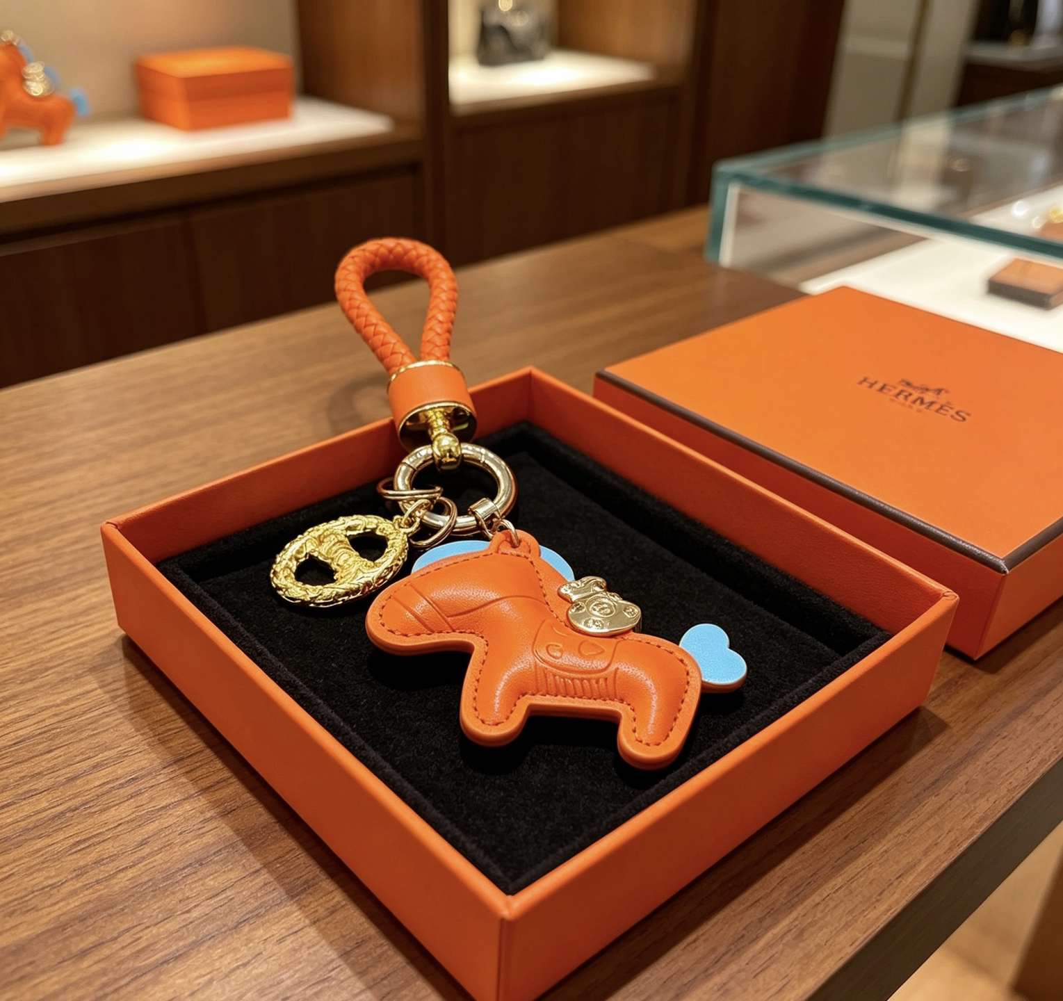 Hermes Rodeo Horse Charm Porte-clés pendentif Cuir orange avec des accents bleu clair matériel en métal doré et argenté longueur totale 10 cm
