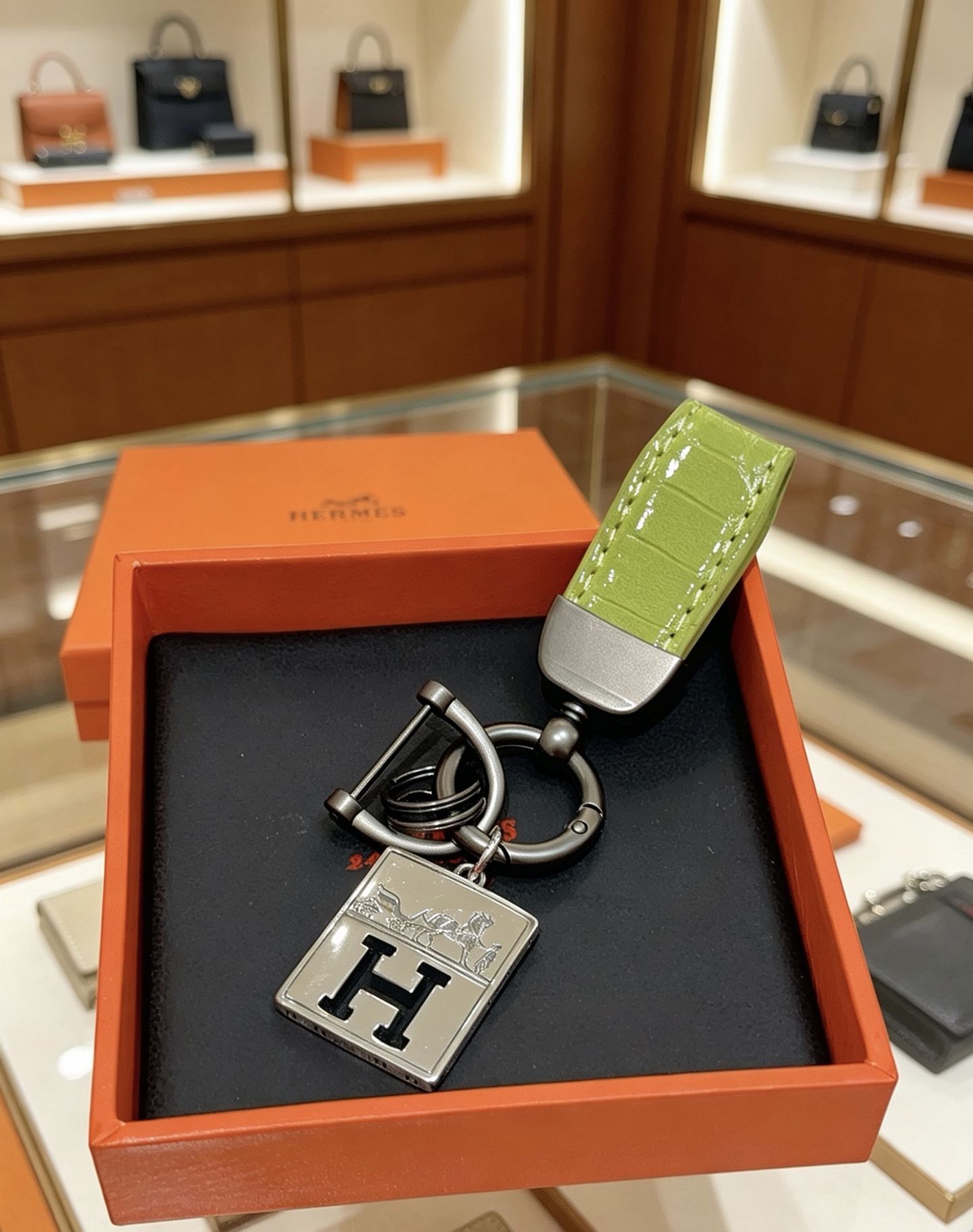 NO:896440,Batch. New Hermes Hermes keychain keychain thickened version Platinum version. High-end Seiko version [color][color] Many Internet celebrities have the same style. Hermes pendant keychain is a test of the master's craftsmanship. It is not easy to ensure that every detail is in place [color][color] High-end customization. Same style for men and women. Hermès is popular. 1:1 super refined like stars. The same K gold texture, crafted with high-end precision craftsmanship.  The car keychain is really awesome, fine jewelry, hermes, hermes, keychain19860909批.新款Hermes爱马仕钥匙扣钥匙扣加厚版 铂金版.高级精工版[色][色]众多网红同款 爱马仕挂饰钥匙扣太考验师傅的手艺了 要确保每个细节都到位不简单[色][色] 高端定制 男女同款 爱马仕火爆 1:1超精赞明星 同款 k金质感,精工高端工艺打造出炉. 车钥匙扣上真的赞爆,饰品精品,hermes,hermes,keychain,Jewelry