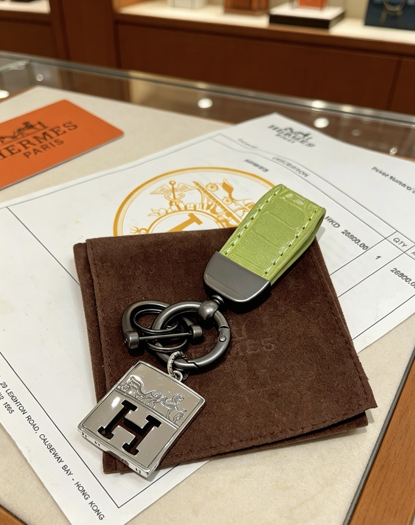 Ciondolo Hermes H Logo Caleche Key Metallo color argento canna di fucile con pelle di coccodrillo verde chartreuse goffrata, lunghezza totale 10 cm