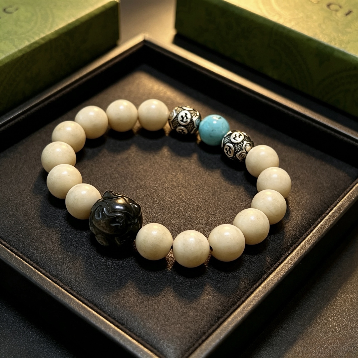 NO:896457,Batch new product release Gucci bracelets for men and women. The latest butter agate bracelet is of a higher grade. The same style as the star's Anger Forest series double g crystal bracelet. Size: 16-24 cm. Details are matched to the gold treatment. Non-market glossy version. Non-market ordinary. This model has been released. The best-selling model in Gucci. Very good to match clothes, high-quality jewelry, gucci, bracelet, gold.19860909批 新品发布古驰手链男女同款 最新款牛油玛瑙手链档次更高明星同款Anger Forest系列双g水晶手链 尺寸:16-24厘米 细节对版黄金处理 非市面亮面版型 非市面普通做这款一直在出 古驰里面热卖款 非常好搭配衣服,饰品精品,gucci,bracelet,gold,Jewelry