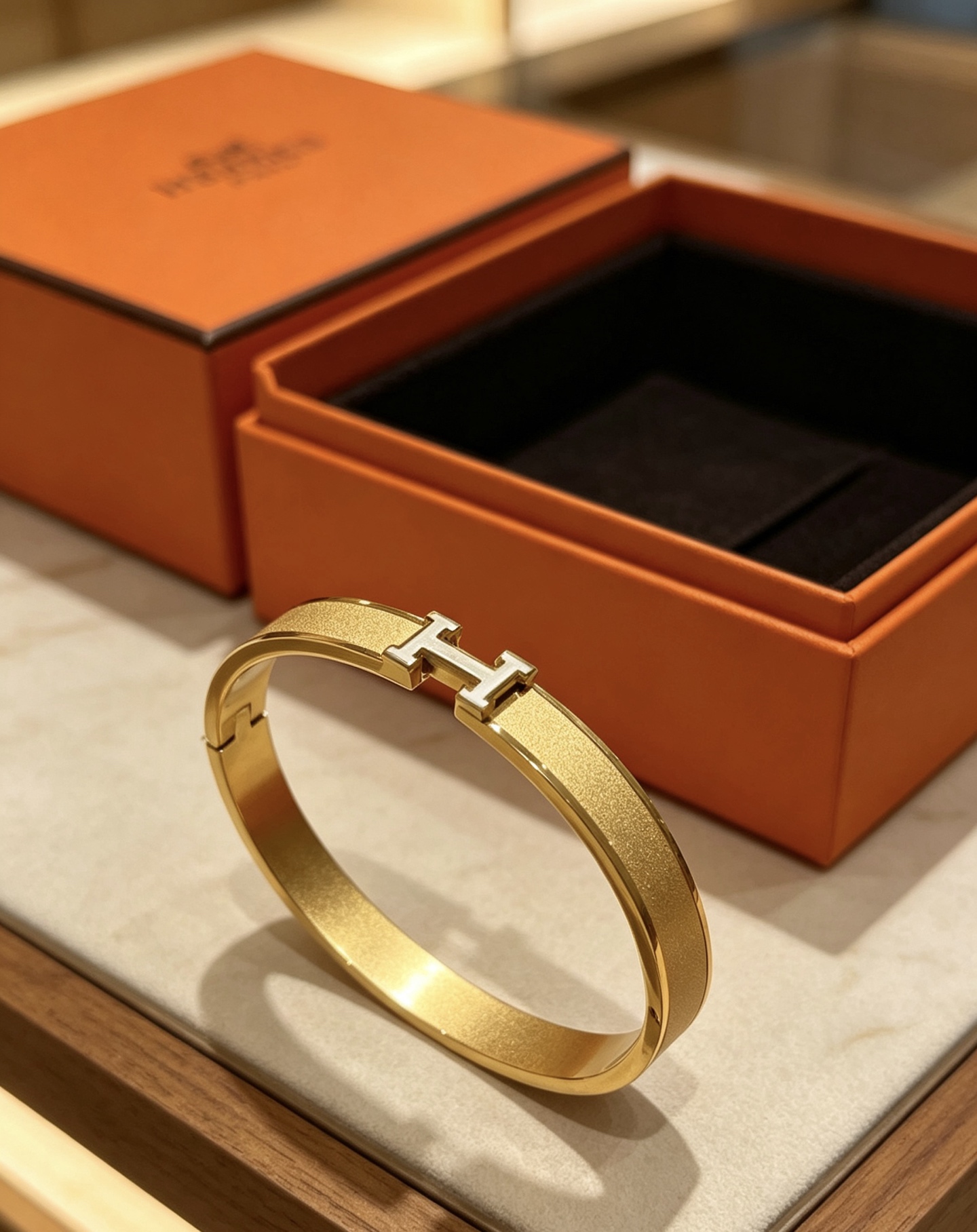 NO:896477,Batch. Hermès bracelet is a test of the craftsmanship of the master. Make sure the details are good [color][color]. High-end customization. Goddesses all love Hermès. Popular bracelets. Super fine and praised by all goddesses and stars. The same style. High-end material gold-plated. The texture of k-gold is really good. Fine jewelry, hermes, bracelet, gold plating.19860909批. 爱马仕手镯 太考验师傅的手艺了 要确保细节好[色][色] 高端定制 女神 都爱爱马仕火爆 手镯 超精赞各路女神 明星 同款 高端材质镀金,k金质感上手真的赞,饰品精品,hermes,bracelet,gold plating,Jewelry
