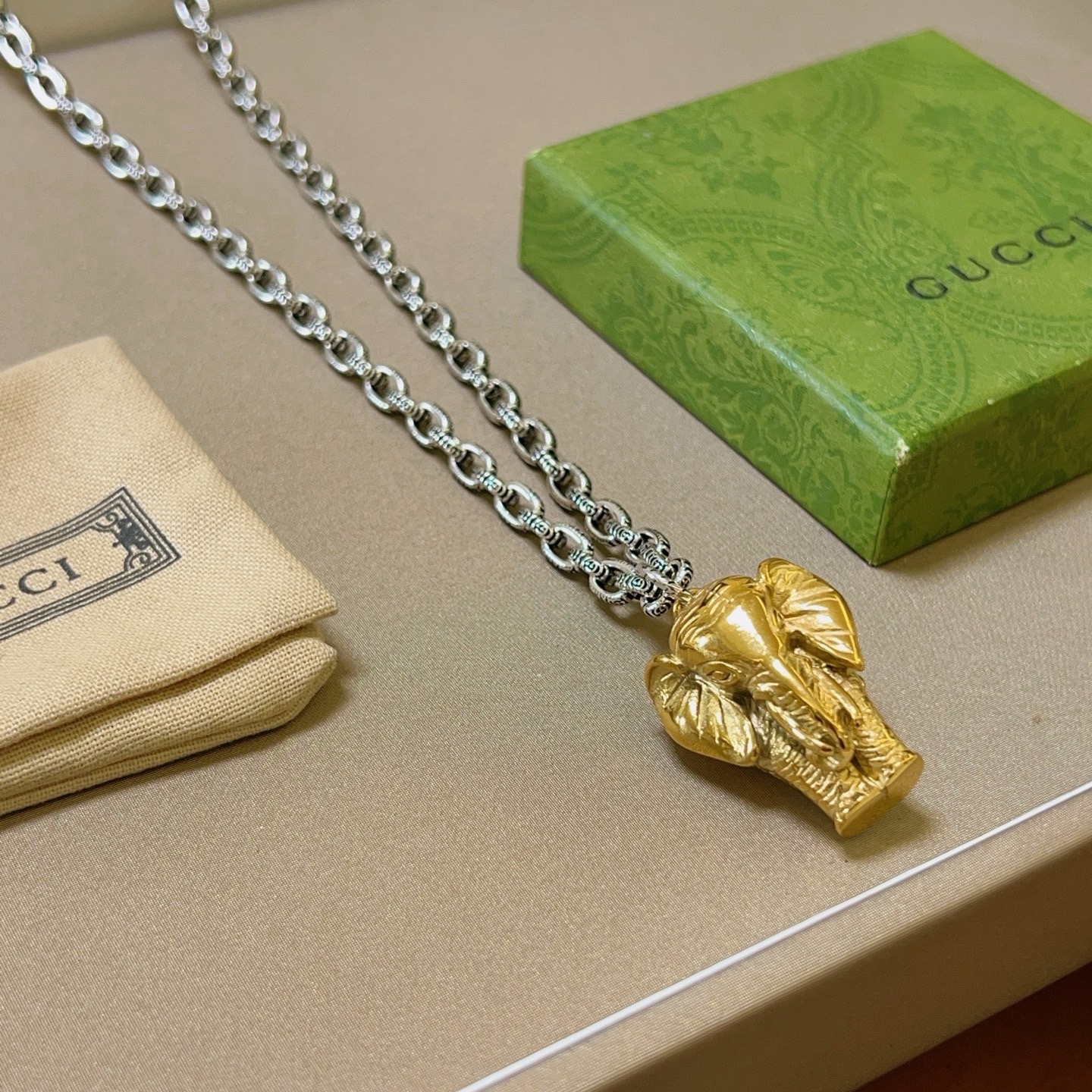 NO:896474,Batch, do not explode, do not post, Douyin is the first choice for Internet celebrities to bring goods. The latest chain of Gucci necklaces is of higher quality. The same style as the Anger Forest series double G Gucci elephant new art style retro necklace. It makes the high-end clothes more elegant. It has more brand and personality when going out. The details are distressed. The non-market glossy version. This one has been out. The best-selling model in Gucci. Very easy to match, fine jewelry, gucci, necklace.19860909批 不爆不发 抖音带货网红首选 古驰项链最新款链条档次更高明星同款Anger Forest系列双g古驰大象新品艺术风格复古项链 让高档的衣服搭配更有气质 出去更有牌面和个性 细节对版做旧处理 非市面亮面版型 这款一直在出 古驰里面热卖款 非常好搭配,饰品精品,gucci,necklace,Jewelry