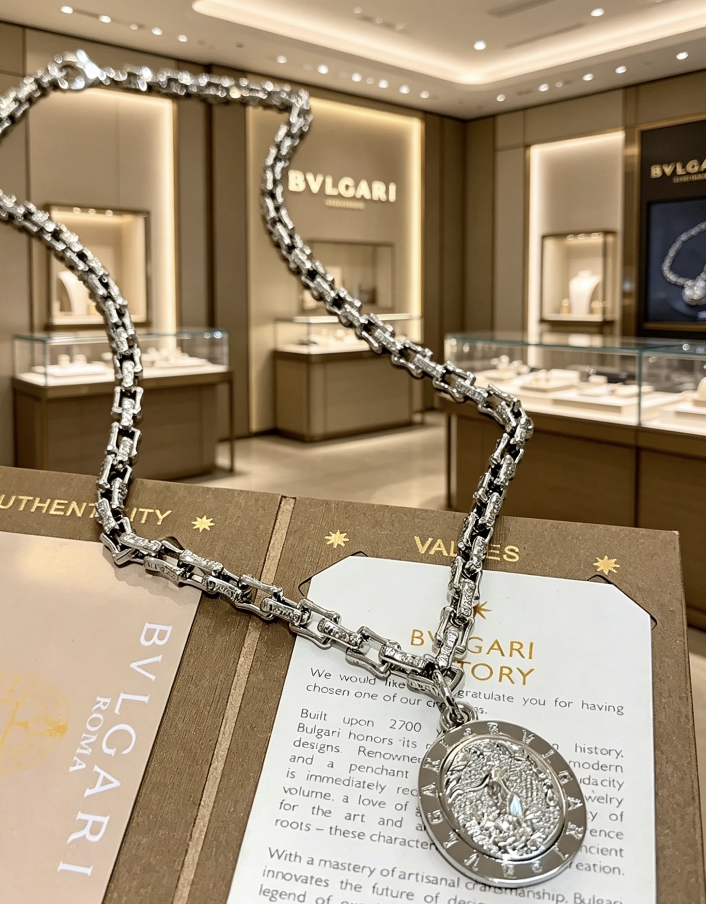 NO:896486,Batch. Bulgari necklace V gold material BVLGARI BVLGARI DIVAS’ DREAM series The appearance is perfect, the details are invincible, the unique color is completely impeccable, and it is decorated with a classic ring shape design, which is simple yet elegant and eye-catching. The combination of V gold is more elegant, and the upper body is elegant and attractive. Same style for men and women. Bulgari necklaces, jewelry boutiques, bottega veneta, bvlgari, bvlgari, necklace19860909批.宝格丽项链V金材质 BVLGARI宝格丽 DIVAS‘ DREAM 系列 品相完美,细节无敌,那种独特的色泽完全无可挑剔,再缀以经典指环外形设计,简约之余却又优雅夺目,V金的组合更显气色,上身雅致动人.男女同款 宝格丽项链,饰品精品,bottega veneta,bvlgari,bvlgari,necklace,Jewelry