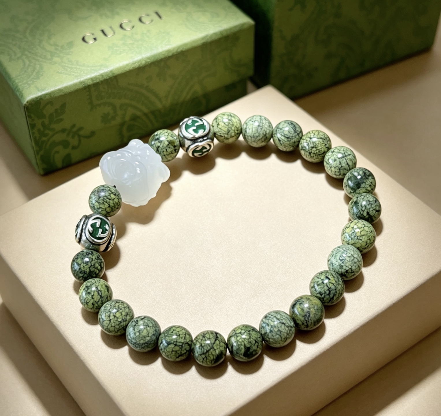 NO:896510,Batch of Gucci bracelets for men and women. The latest natural herbal stone bracelet is of higher quality. The same style as the star Anger Forest series double g herbal stone crystal bracelet. Size: 16-24 cm. The details are distressed. The shiny version is not available in the market. It is not commonly made in the market. This model has been released. The best-selling model in Gucci. It is very good to match clothes, high-quality jewelry, gucci, and bracelets.19860909批 古驰手链男女同款 最新款天然药王石手链档次更高明星同款Anger Forest系列双g药王石水晶手链 尺寸:16-24厘米 细节对版做旧处理 非市面亮面版型 非市面普通做这款一直在出 古驰里面热卖款 非常好搭配衣服,饰品精品,gucci,bracelet,Jewelry