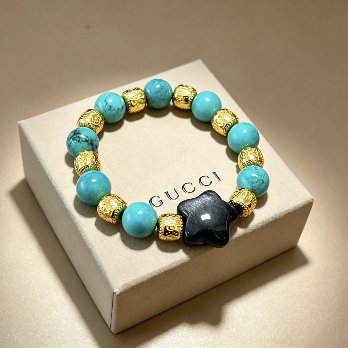 NO:896512,Batch new product release Gucci bracelets for men and women. The latest turquoise bracelet is of higher quality. The same style as the star Anger Forest series double G crystal bracelet. Size: 16-24 cm. Details are matched with gold processing. Non-market glossy version. Non-market ordinary. This one has been released. The best-selling model in Gucci. Very good to match clothes, high-quality jewelry, gucci, bracelet, gold.19860909批 新品发布古驰手链男女同款 最新款松石手链档次更高明星同款Anger Forest系列双g水晶手链 尺寸:16-24厘米 细节对版黄金处理 非市面亮面版型 非市面普通做这款一直在出 古驰里面热卖款 非常好搭配衣服,饰品精品,gucci,bracelet,gold,Jewelry