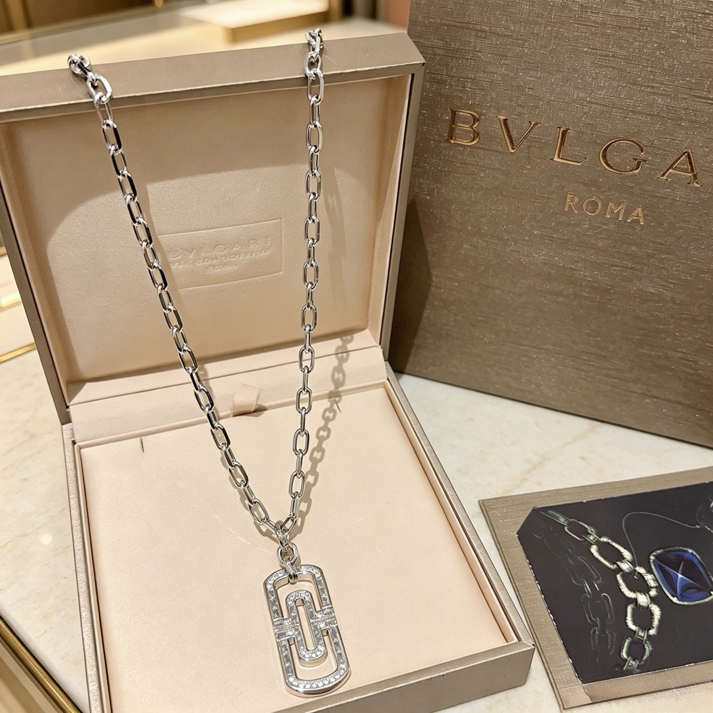 NO:896522,Batch Bulgari necklace V gold material. BVLGARI BVLGARI DIVAS' DREAM series. Perfect appearance, unparalleled details, the unique color is completely impeccable, and is decorated with a classic ring shape design. It is simple yet elegant and eye-catching. The combination of 18K gold is more elegant and elegant. Same style for men and women. Bvlgari necklace, fine jewelry, Bottega Veneta, bvlgari, bvlgari, necklace19860909批 宝格丽项链V金材质 .BVLGARI宝格丽 DIVAS‘ DREAM 系列 品相完美,细节无敌,那种独特的色泽完全无可挑剔,再缀以经典指环外形设计,简约之余却又优雅夺目,18K金的组合更显气色,上身雅致动人.男女同款 宝格丽项链,饰品精品,bottega veneta,bvlgari,bvlgari,necklace,Jewelry
