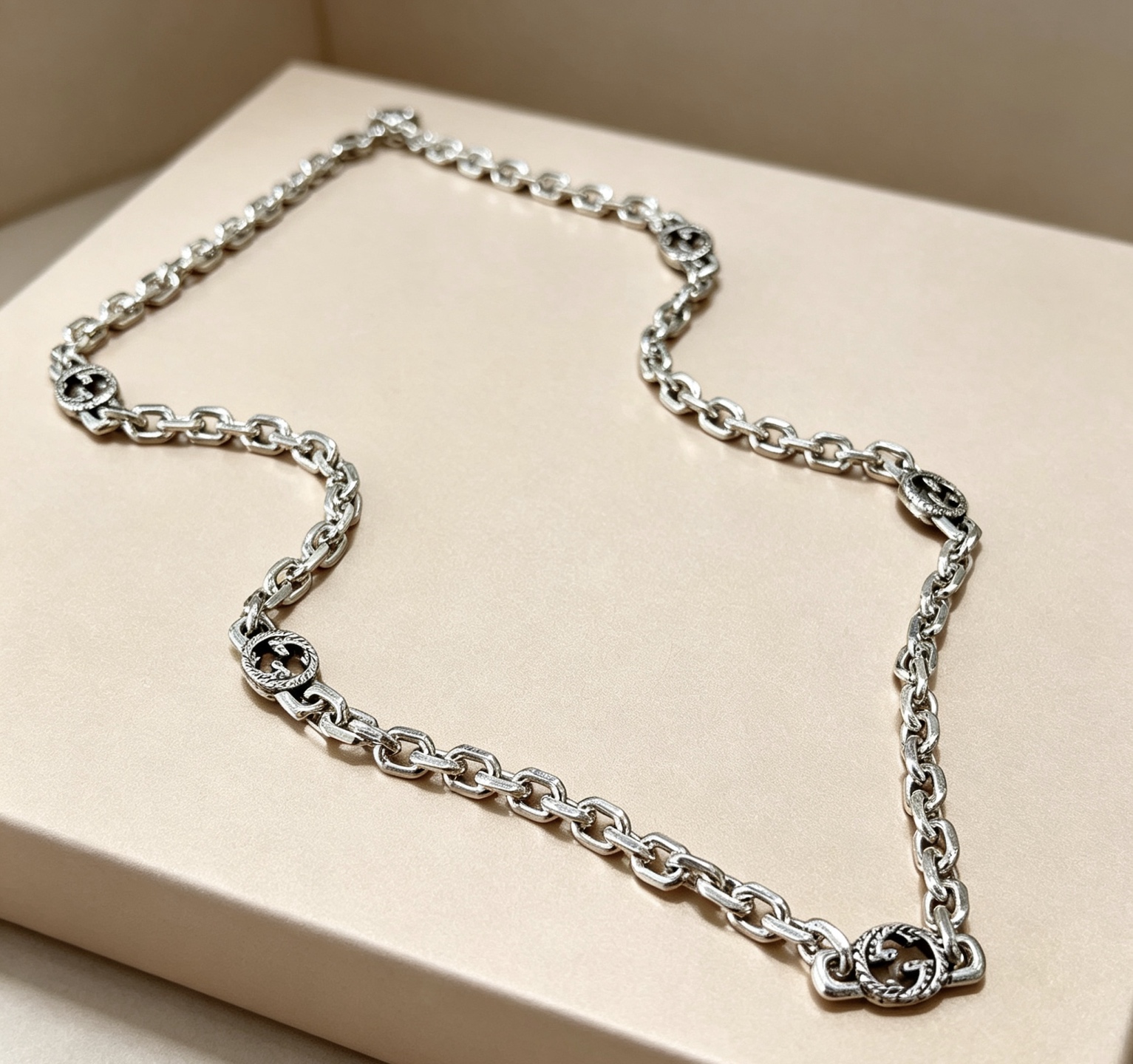 NO:896532,Batch (Luxury Style) Gucci Necklace’s latest chain has a higher grade and is the same style as the stars. It took more than a month to make it. It is meticulously crafted and handmade to create the perfect latest style. Anger Forest Series Double G Gucci Necklace. 6G Pattern Parts. Detailed gold processing. Non-market shiny version. This one has been released. It is a best-selling model in Gucci. It is very good to match trendy clothes, high-quality jewelry, Gucci, necklace, gold.19860909批 (奢华款)古驰项链最新款链条档次更高明星同款.花了一个多月做出来精工细致纯手工打造完美的最新款式 Anger Forest系列双G古驰项链 6G花纹件 细节对版黄金处理 非市面亮面版型 这款一直在出 古驰里面热卖款 非常好搭配潮流衣服,饰品精品,gucci,necklace,gold,Jewelry