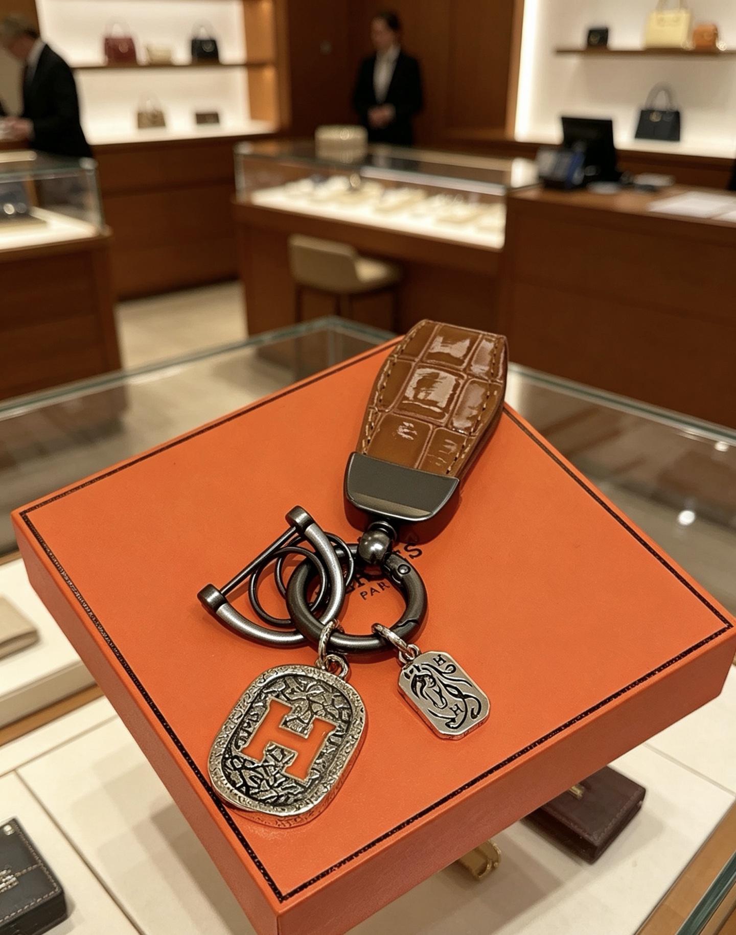 Hermes H Logo Crocodile Embossed Leather Key Charm pingente Gunmetal prateado metal marrom crocodilo em relevo couro laranja esmalte H detalhe 9cm comprimento total