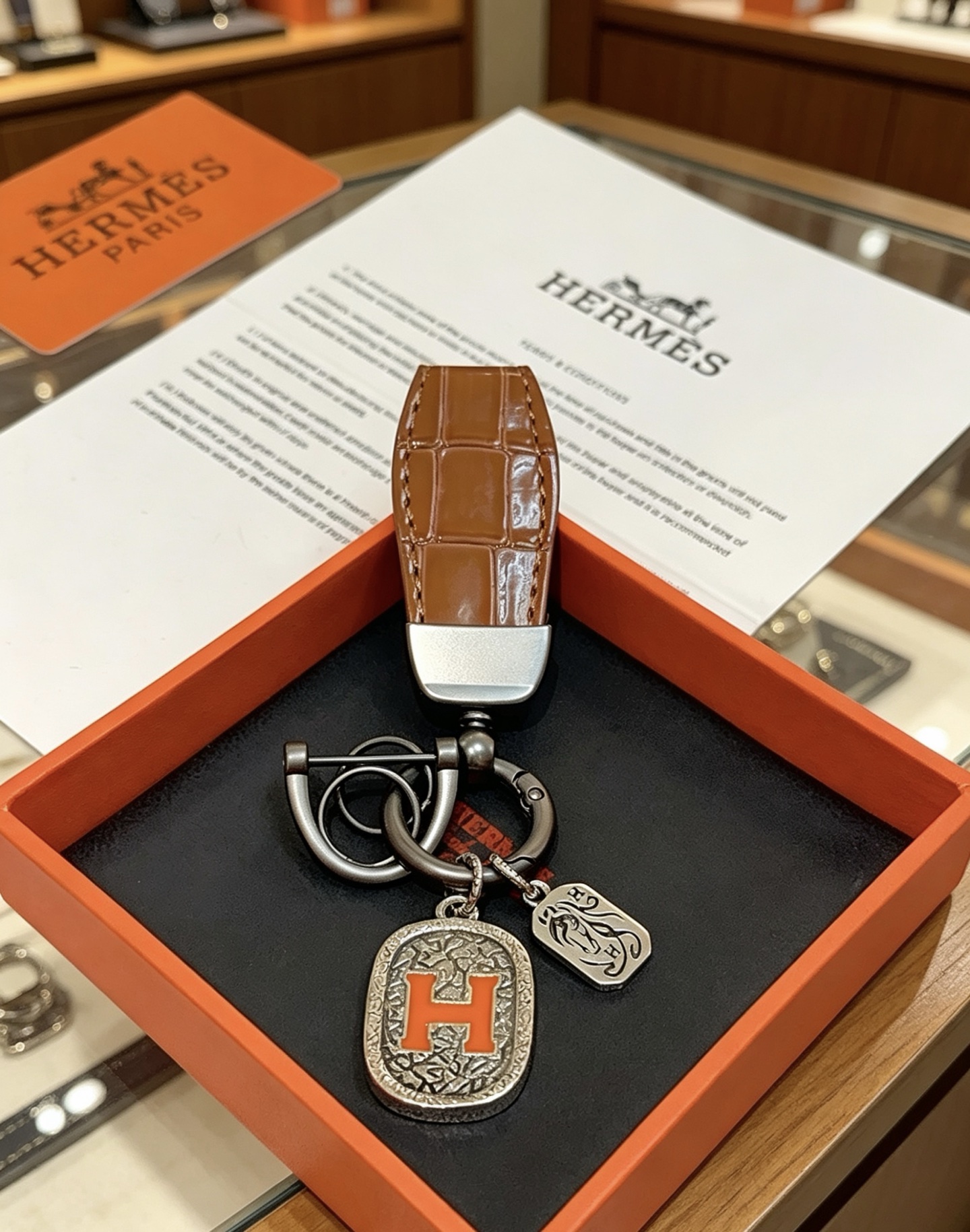 Hermes H Logo Crocodile Embossed Leather Key Charm pingente Gunmetal prateado metal marrom crocodilo em relevo couro laranja esmalte H detalhe 9cm comprimento total