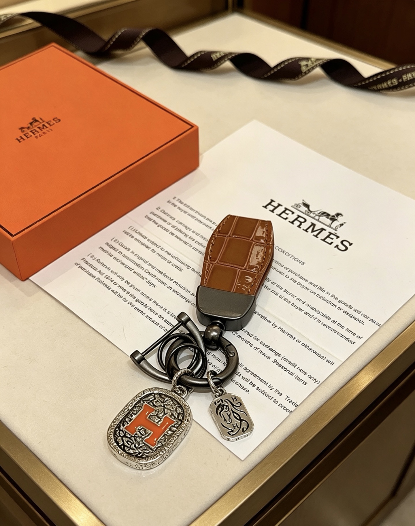 Hermes H Logo Crocodile Embossed Leather Key Charm pingente Gunmetal prateado metal marrom crocodilo em relevo couro laranja esmalte H detalhe 9cm comprimento total