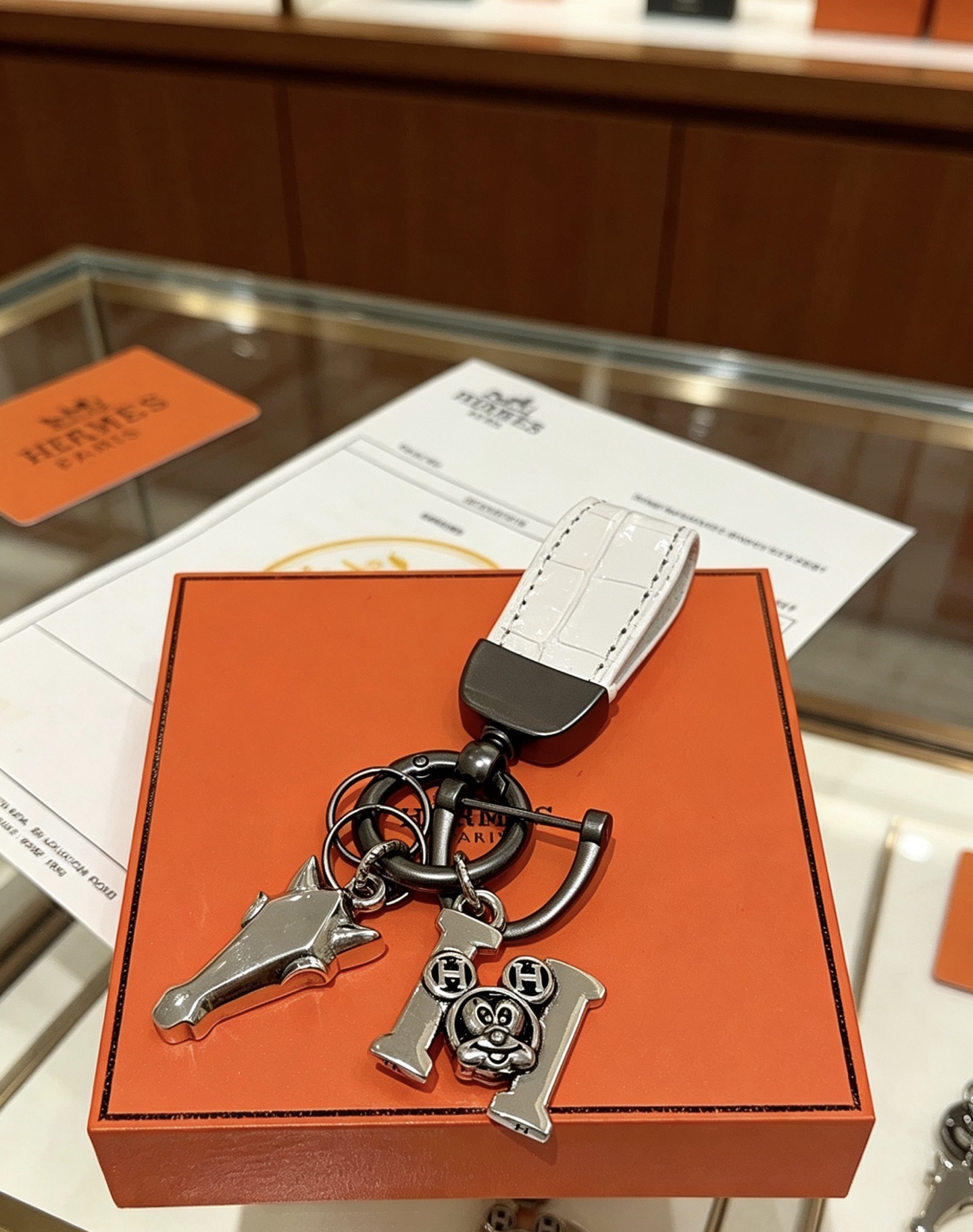 Hermes Mickey H Horse Head Charm Llavero colgante Piel repujada de cocodrilo blanco bronce y metal plateado 9 cm de longitud total