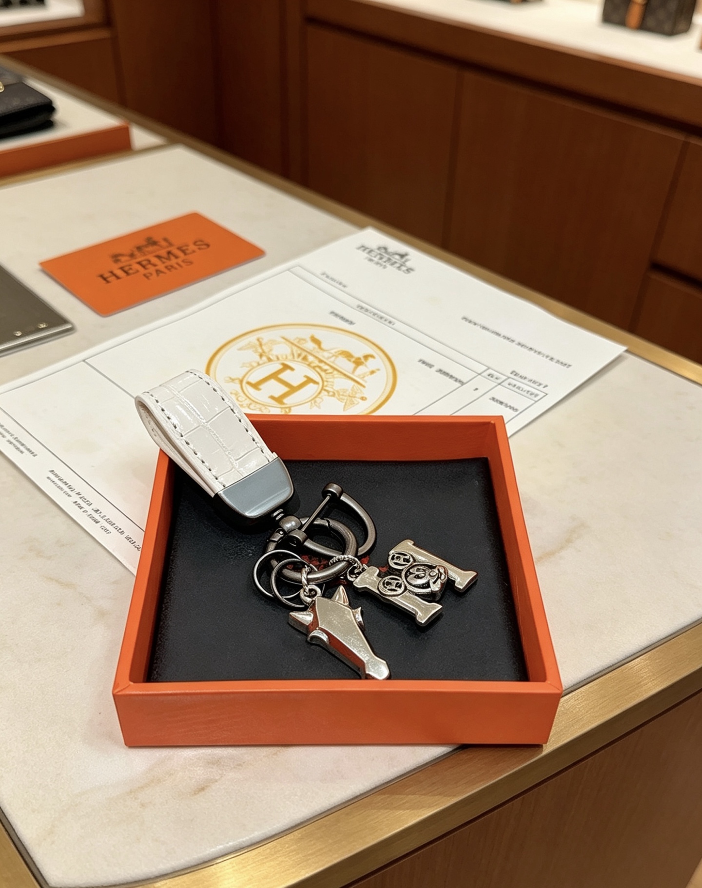 Hermes Mickey H Horse Head Charm Llavero colgante Piel repujada de cocodrilo blanco bronce y metal plateado 9 cm de longitud total