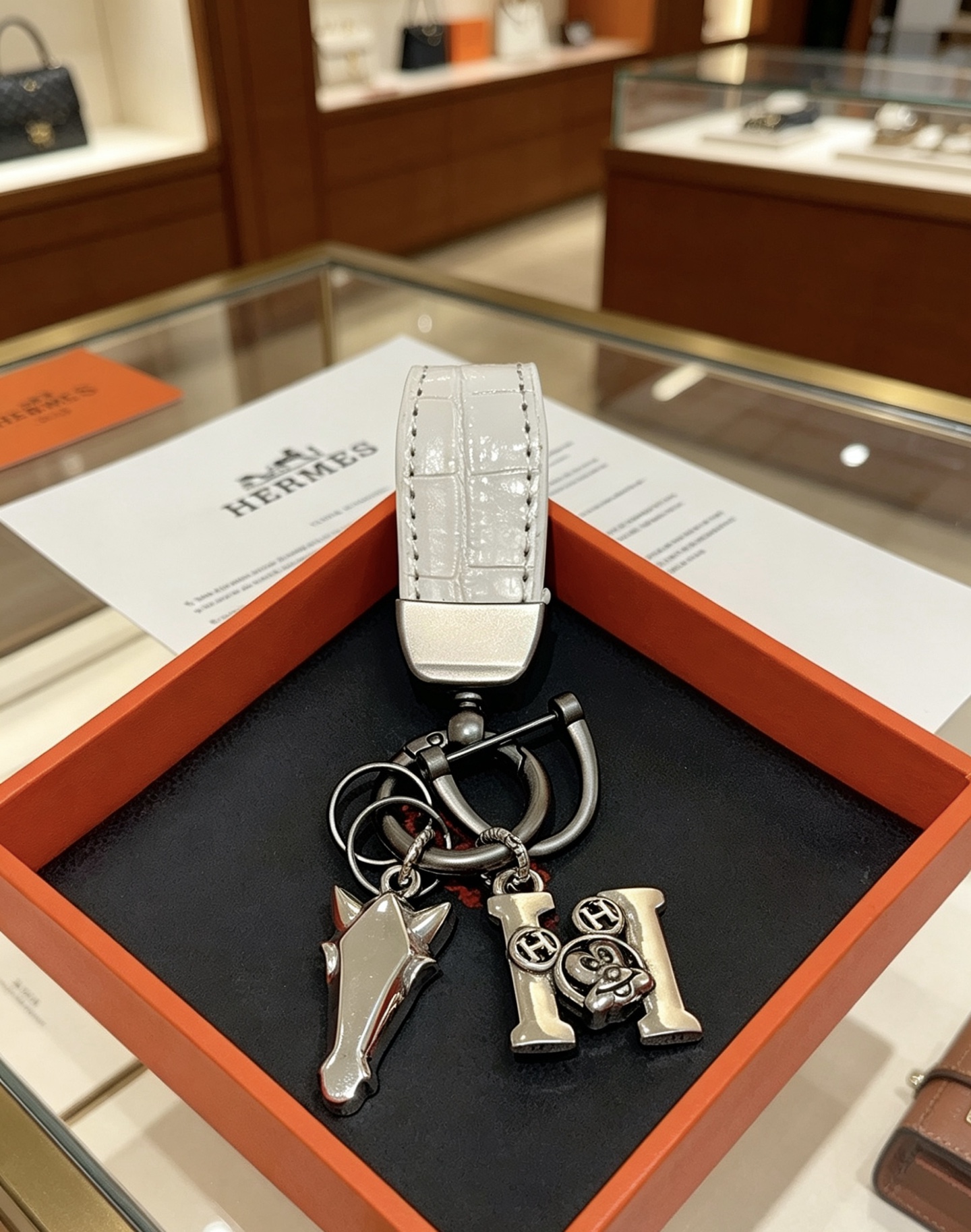 NO:896495,Batch. New Hermes Hermes keychain keychain thickened version Platinum version. High-end Seiko version [color][color] Many Internet celebrities have the same style. Hermes pendant keychain is a test of the master's craftsmanship. It is not easy to ensure that every detail is in place [color][color] High-end customization. Same style for men and women. Hermès is popular. 1:1 super refined like stars. The same K gold texture, crafted with high-end precision craftsmanship.  The car keychain is really awesome, fine jewelry, hermes, hermes, keychain19860909批.新款Hermes爱马仕钥匙扣钥匙扣加厚版 铂金版.高级精工版[色][色]众多网红同款 爱马仕挂饰钥匙扣太考验师傅的手艺了 要确保每个细节都到位不简单[色][色] 高端定制 男女同款 爱马仕火爆 1:1超精赞明星 同款 k金质感,精工高端工艺打造出炉. 车钥匙扣上真的赞爆,饰品精品,hermes,hermes,keychain,Jewelry