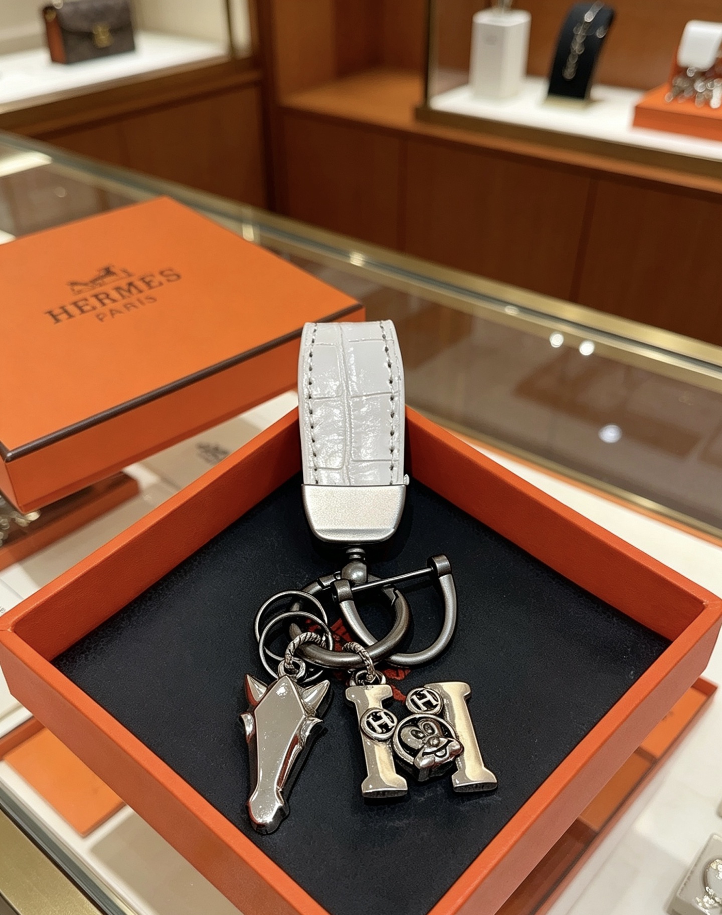 Hermes Mickey H Horse Head Charm Llavero colgante Piel repujada de cocodrilo blanco bronce y metal plateado 9 cm de longitud total