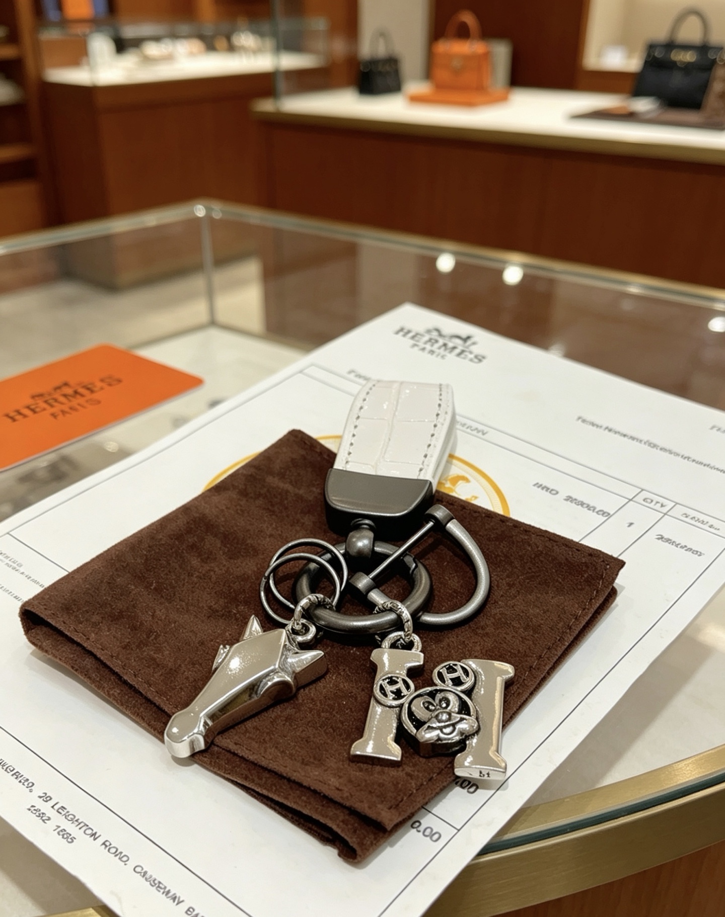 Hermes Mickey H Horse Head Charm Llavero colgante Piel repujada de cocodrilo blanco bronce y metal plateado 9 cm de longitud total