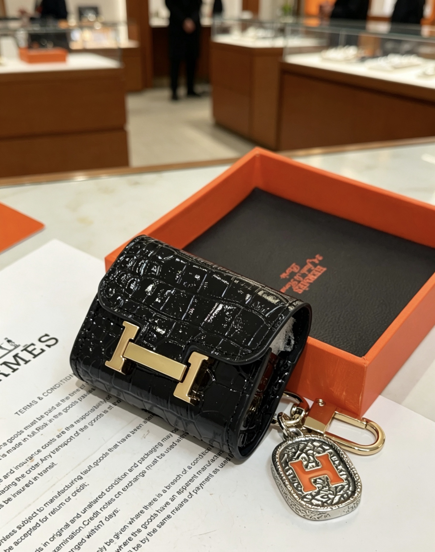 NO:896499,Batch. New Hermes key chain keychain key bag Bluetooth headphone bag platinum version. High-end Seiko version [color] [color] Many Internet celebrities have the same style. Hermes pendant keychain is a test of the master's craftsmanship. It is not easy to ensure that every detail is in place [color] [color] High-end customization. Same style for men and women. Hermès is popular. 1:1 super fine star. The same style k gold texture, crafted with high-end precision craftsmanship.  The car keychain is really awesome, fine jewelry, hermes, hermes, keychain19860909批.新款Hermes爱马仕钥匙扣钥匙扣钥匙包蓝牙耳机包 铂金版.高级精工版[色][色]众多网红同款 爱马仕挂饰钥匙扣太考验师傅的手艺了 要确保每个细节都到位不简单[色][色] 高端定制 男女同款 爱马仕火爆 1:1超精赞明星 同款 k金质感,精工高端工艺打造出炉. 车钥匙扣上真的赞爆,饰品精品,hermes,hermes,keychain,Jewelry