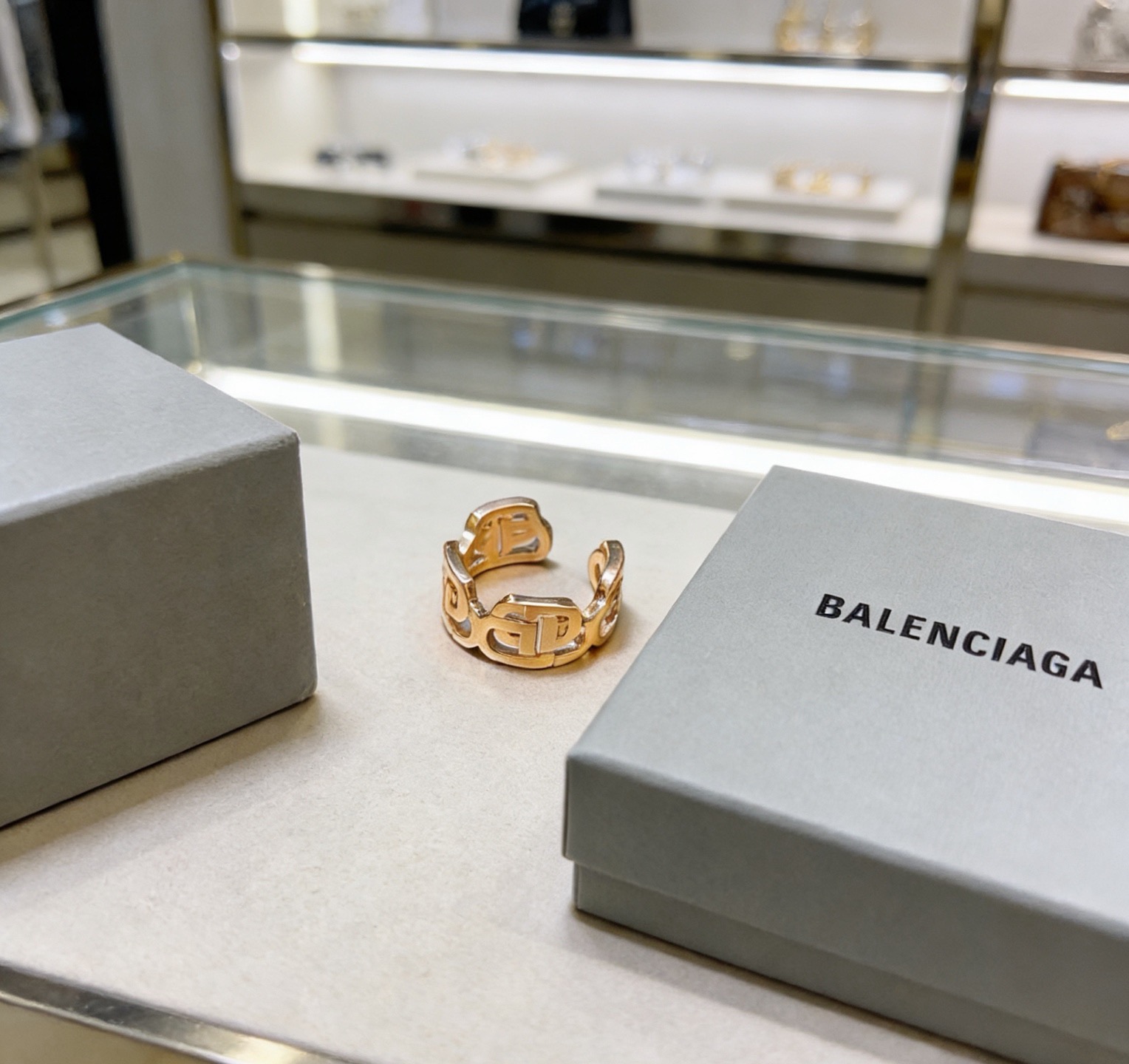 NO:896539,Batch. Original new product Balenciaga ring Balenciaga ring counter consistent Balenciaga ring hot model shipped unique design avant-garde super shiny V gold, jewelry boutique, balenciaga, balenciaga, ring19860909批. 原单货新品 巴黎世家戒指 Balenciaga戒指专柜一致巴黎世家戒指火爆款出货 设计独特 前卫 超级闪亮的V金,饰品精品,balenciaga,balenciaga,ring,Jewelry