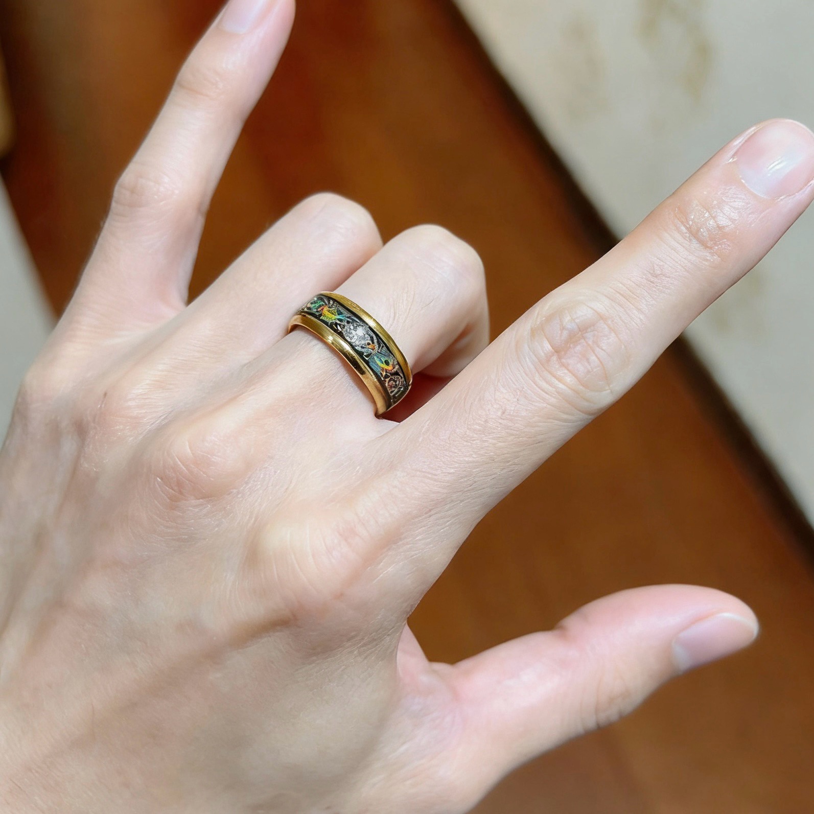 Bvlgari Divas Dream ring Yellow gold with black enamel and iridescent multicolor mother-of-pearl inlay 10