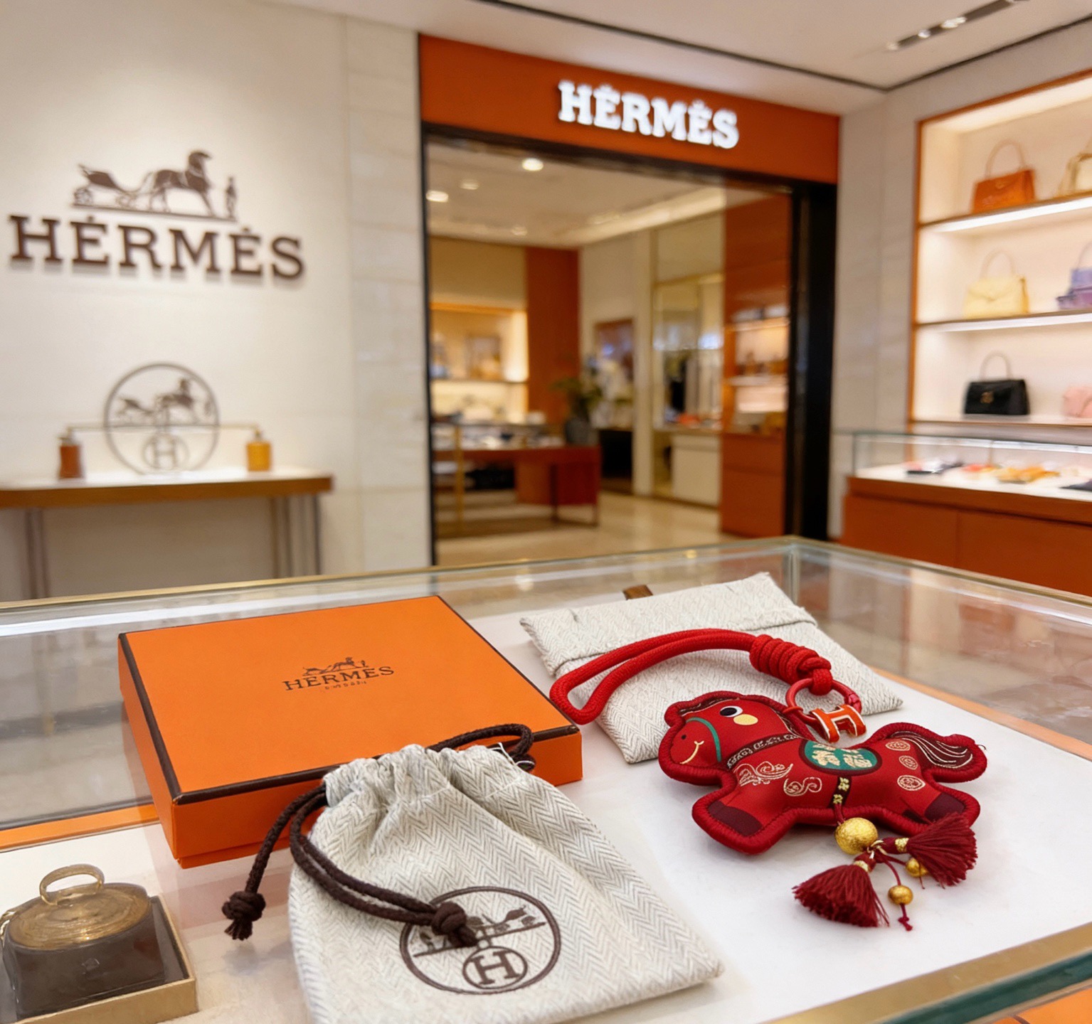 Pingente Hermes Ano do Cavalo Lucky Horse Tecido vermelho com detalhes em metal dourado detalhes bordados verdes esmalte vermelho Hardware H 12cm comprimento total com alça