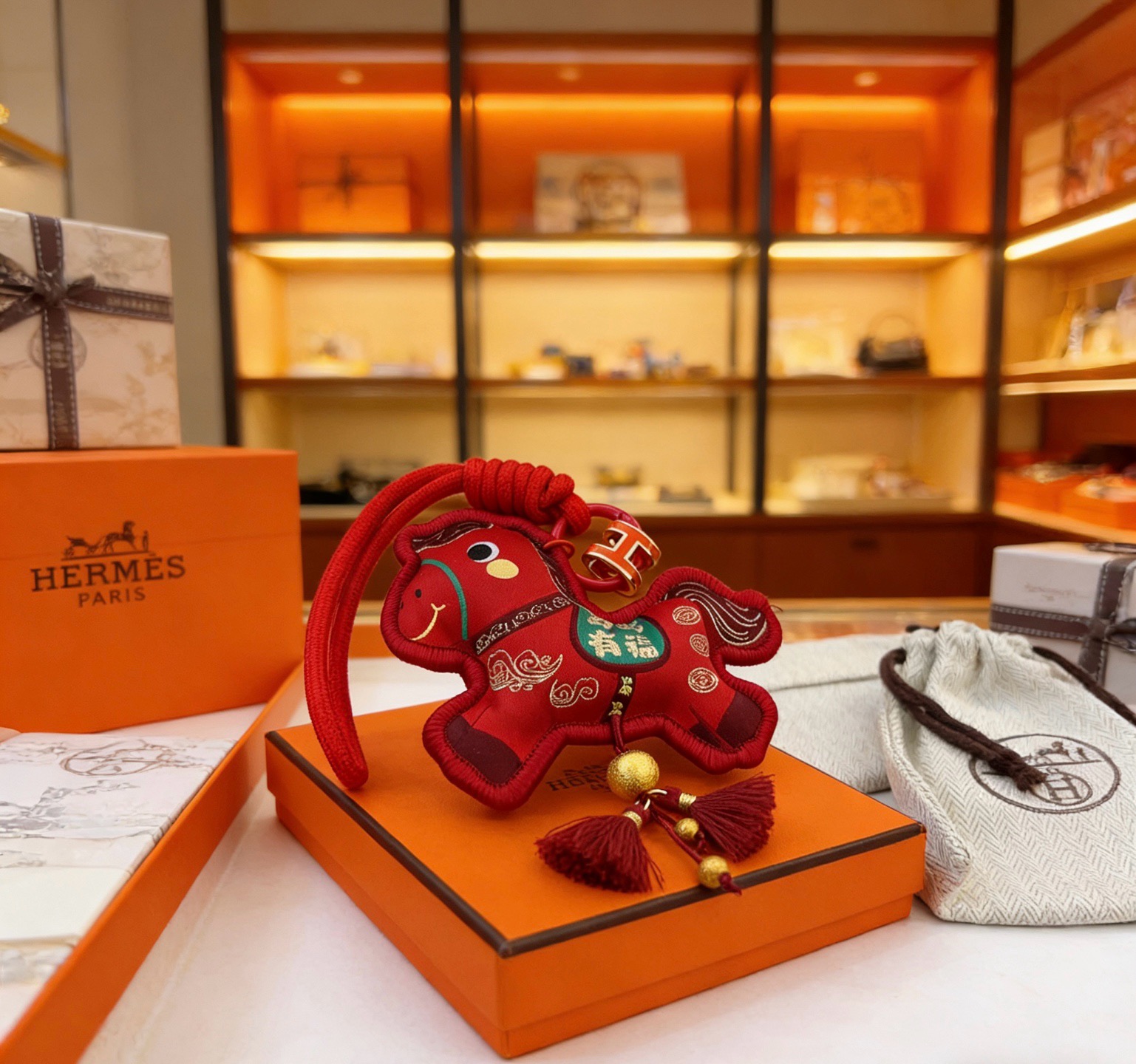 Pingente Hermes Ano do Cavalo Lucky Horse Tecido vermelho com detalhes em metal dourado detalhes bordados verdes esmalte vermelho Hardware H 12cm comprimento total com alça