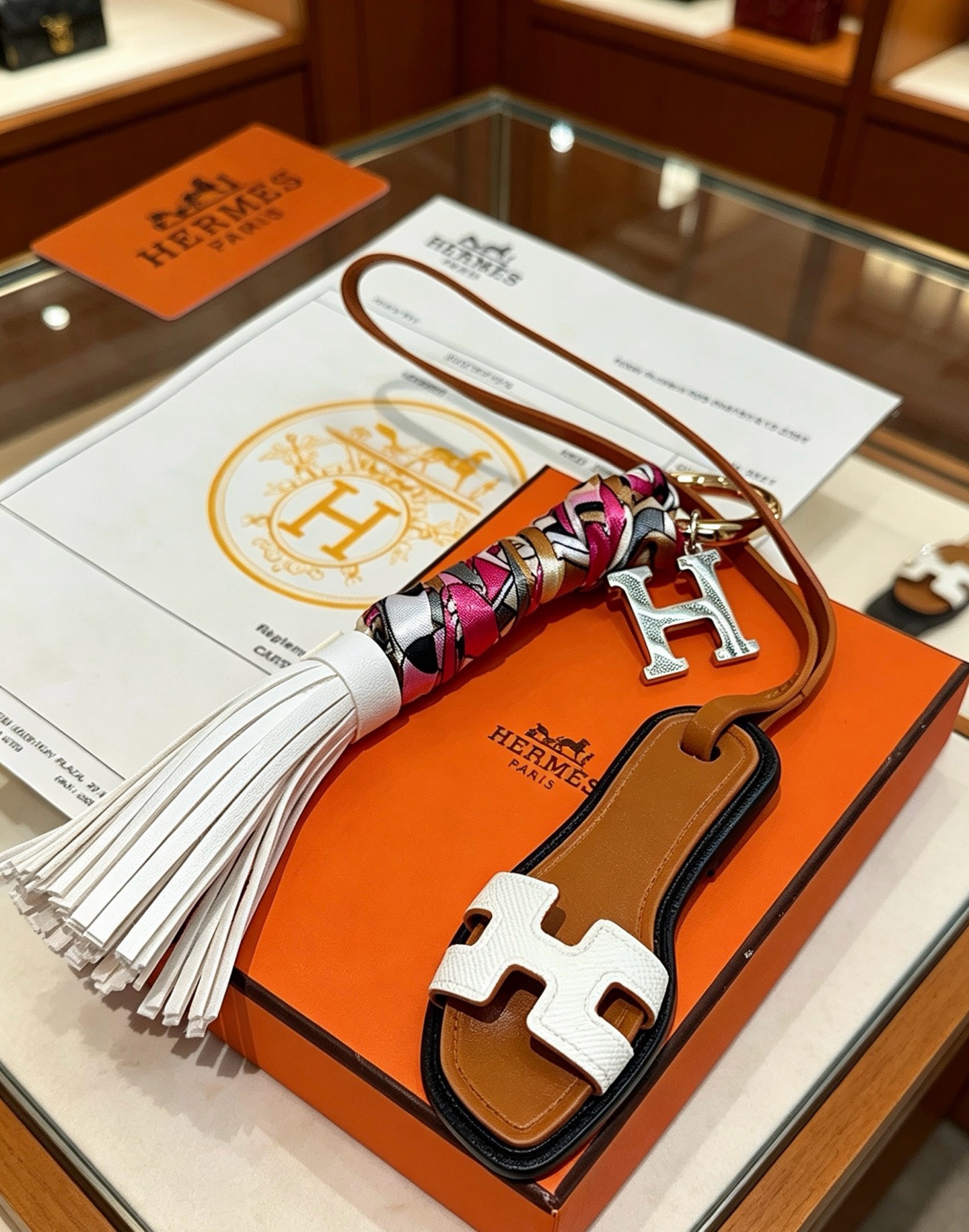 Hermes Jewelry 。NewHermesHermesKeychainKeychain 。 HermesCharmKeychain Hermes 1:1 k ， 。 Keychain — photo 4