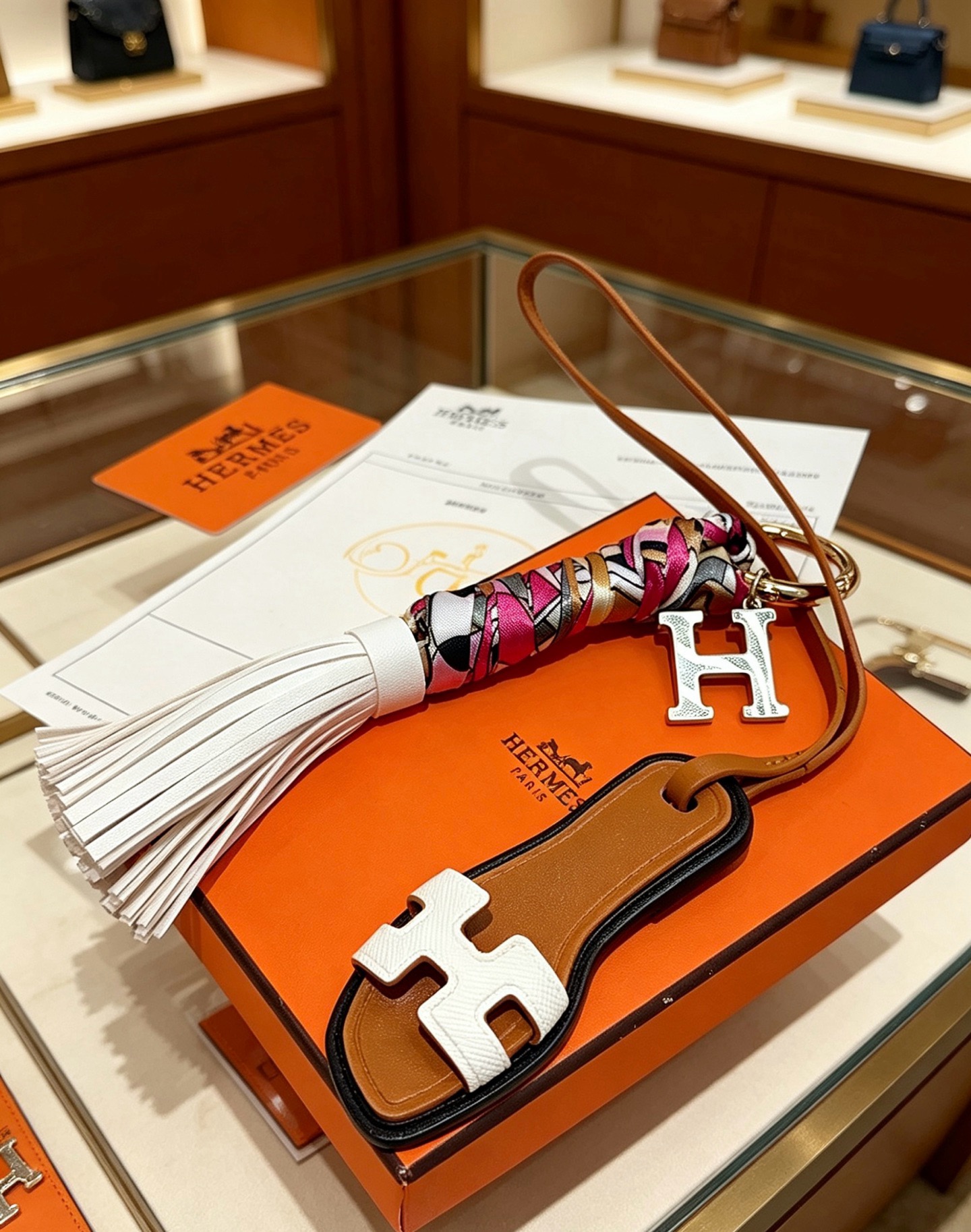 Hermes Jewelry 。NewHermesHermesKeychainKeychain 。 HermesCharmKeychain Hermes 1:1 k ， 。 Keychain — photo 2