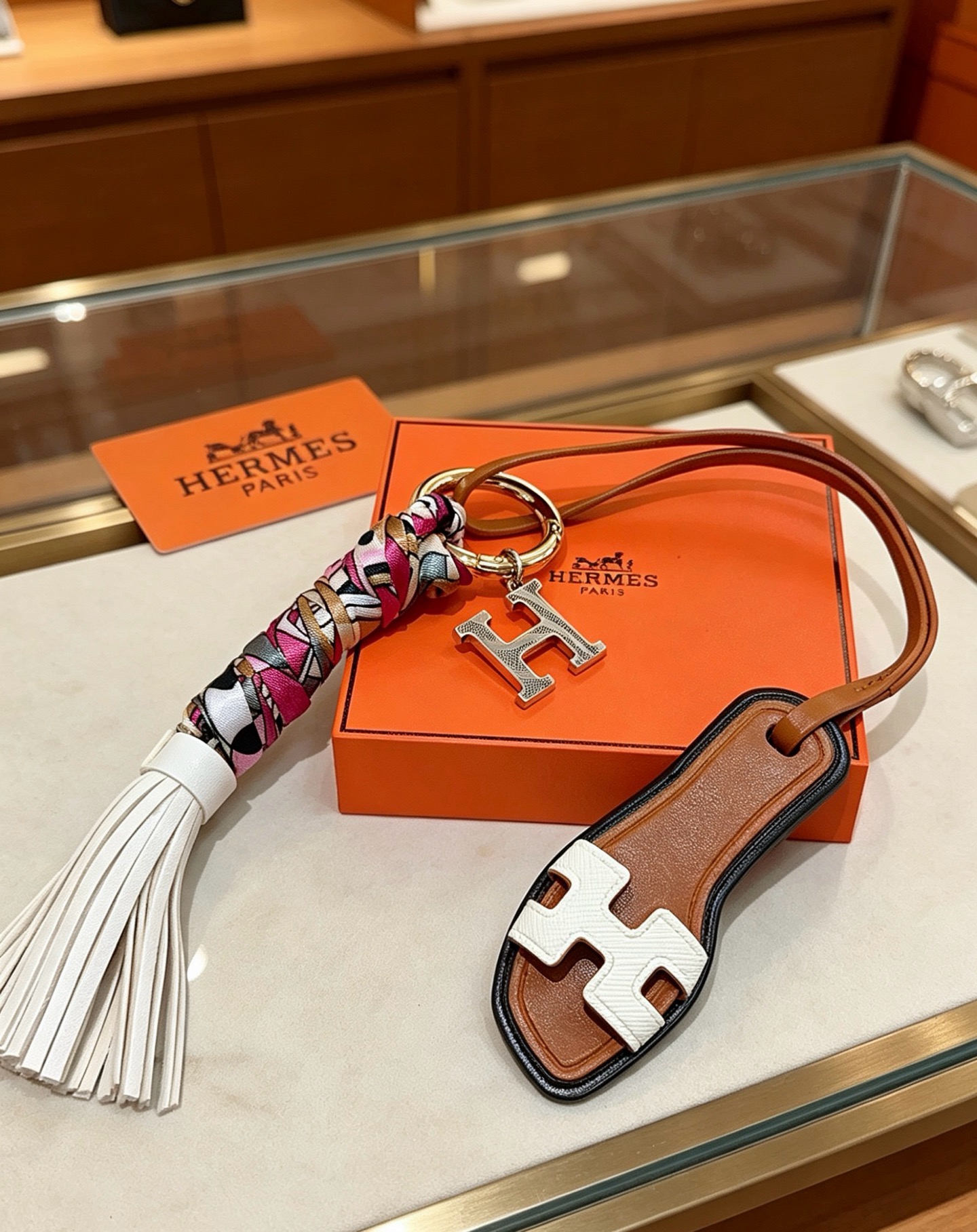 Hermes Jewelry 。NewHermesHermesKeychainKeychain 。 HermesCharmKeychain Hermes 1:1 k ， 。 Keychain — photo 6