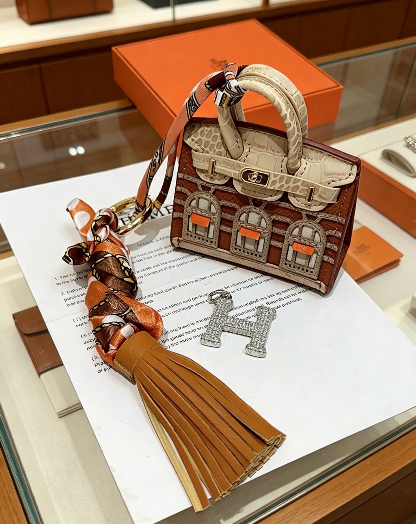 Hermes Birkin Faubourg Micro Bag Charm pendentif Métal doré marron beige orange cuir orange marron beige soie pierres de cristal clair Longueur totale 18 cm