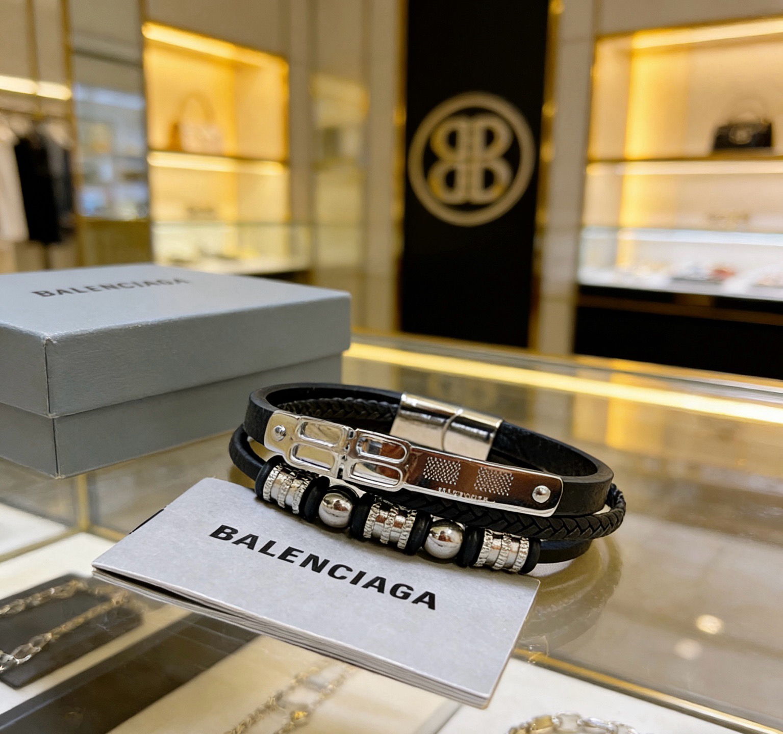 NO:923290,Batch new products for sale Balenciaga's latest model of hand-made leather rope bracelet with higher grade of handmade cowhide material. Same style as Anger Forest series, double G classic series, retro bracelets and bracelets. Details are distressed. Non-market glossy version. This one has been on sale. Balenciaga's best-selling model. Very good to match with trendy clothes. Size 20 22cm, fine jewelry, balenciaga, bracelet, cowhide.19860909批 新品发售 巴黎世家手绳皮绳手环最新款纯手工牛皮材质档次更高明星同款Anger Forest系列双G经典款系列复古手链手绳 细节对版做旧处理 非市面亮面版型 这款一直在出 巴黎世家里面热卖款 非常好搭配潮流衣服码数20 22cm,饰品精品,balenciaga,bracelet,cowhide,Jewelry
