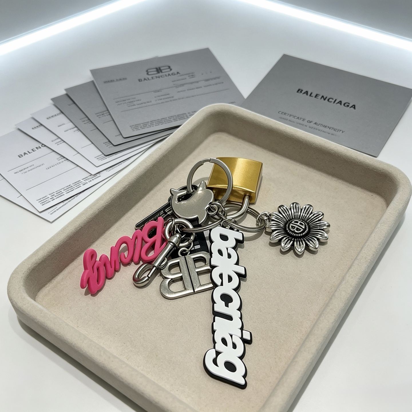 NO:923316,The first batch of new products released Balenciaga bag charm keychain Balenciaga keychain The latest bag charms are of a higher grade and are the same style as celebrities Classic co-branded design concept keychain series The details are distressed and not available in the market Glossy version This one has been on the market. The best-selling model in Balenciaga. Very good match with trendy backpacks, jewelry boutiques, balenciaga, backpacks, keychain19860909批新品发布 巴黎世家包包挂饰钥匙扣 巴黎世家钥匙扣 最新款包包挂饰档次更高明星同款 经典款联名设计理念钥匙扣系列 细节对版做旧处理 非市面亮面版型 这款一直在出 巴黎世家里面热卖款 非常好搭配潮流背包,饰品精品,balenciaga,backpacks,keychain,Jewelry