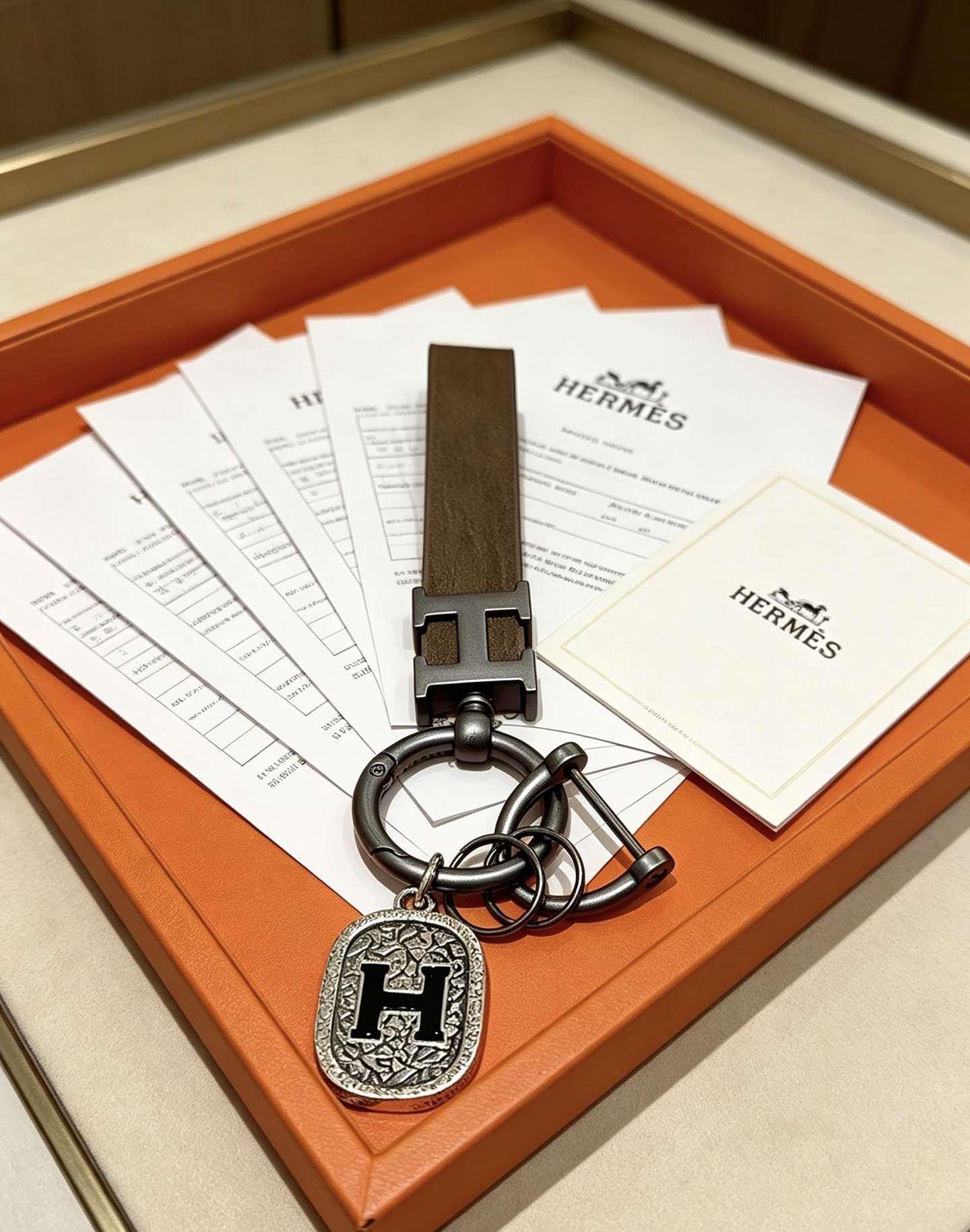 NO:923322,Batch. New Hermes Hermes keychain keychain thickened version Platinum version. High-end Seiko version [color][color] Many Internet celebrities have the same style. Hermes pendant keychain is a test of the master's craftsmanship. It is not easy to ensure that every detail is in place [color][color] High-end customization. Same style for men and women. Hermès is popular. 1:1 super refined like stars. The same K gold texture, crafted with high-end precision craftsmanship.  The car keychain is really awesome, fine jewelry, hermes, hermes, keychain19860909批.新款Hermes爱马仕钥匙扣钥匙扣加厚版 铂金版.高级精工版[色][色]众多网红同款 爱马仕挂饰钥匙扣太考验师傅的手艺了 要确保每个细节都到位不简单[色][色] 高端定制 男女同款 爱马仕火爆 1:1超精赞明星 同款 k金质感,精工高端工艺打造出炉. 车钥匙扣上真的赞爆,饰品精品,hermes,hermes,keychain,Jewelry
