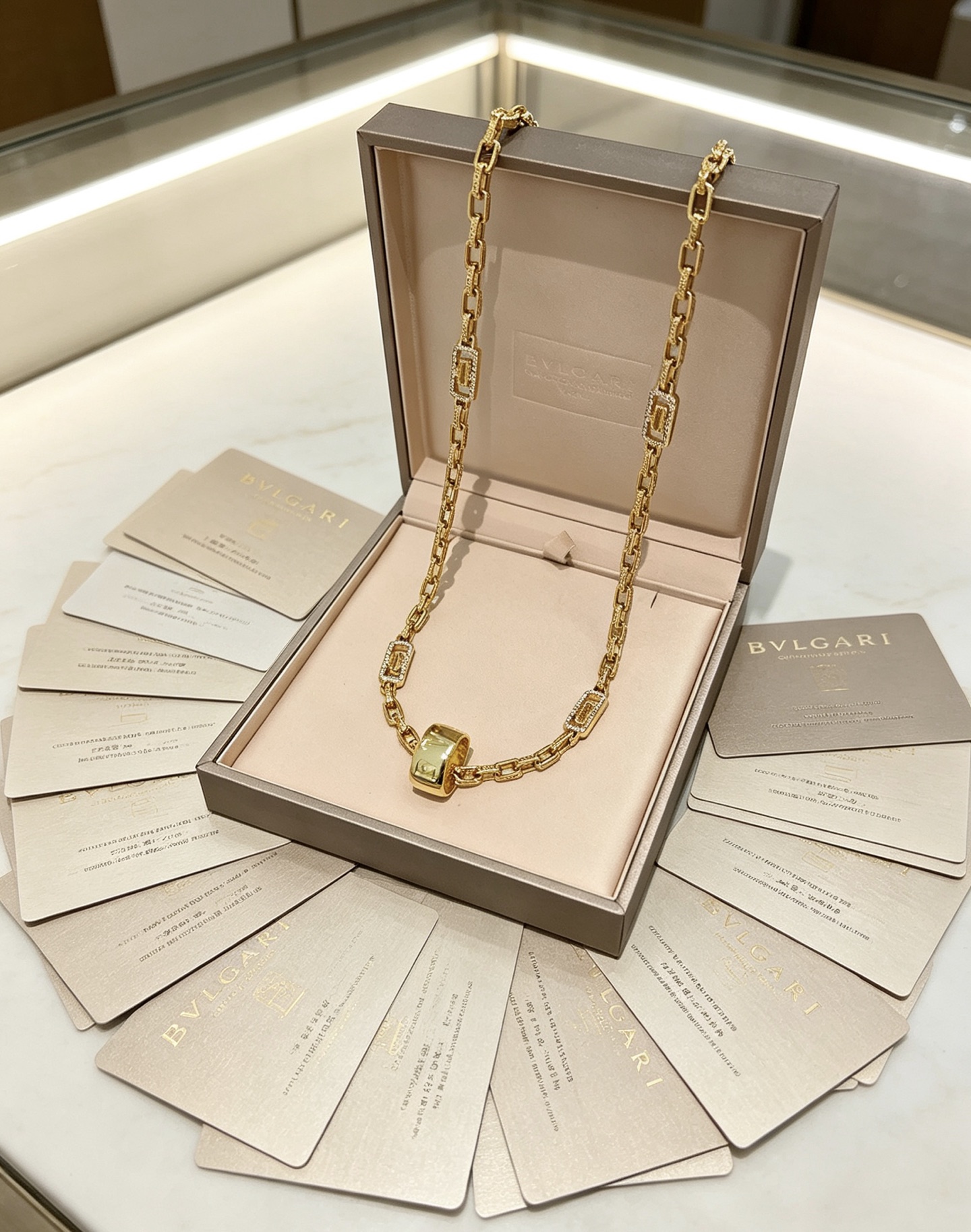 NO:923338,BVLGARI full diamond series V gold material. BVLGARI DIVAS' DREAM series. Perfect appearance, unparalleled details, the unique color is completely impeccable, and decorated with a classic ring shape design. It is simple yet elegant and eye-catching. The combination of 18K gold adds more color, and the upper body is elegant and moving. Same style for men and women. Bvlgari necklace, boutique jewelry, Bottega  veneta,bvlgari,bvlgari,necklace19860909批宝格丽项链满钻系列V金材质 .BVLGARI宝格丽 DIVAS‘ DREAM 系列 品相完美,细节无敌,那种独特的色泽完全无可挑剔,再缀以经典指环外形设计,简约之余却又优雅夺目,18K金的组合更显气色,上身雅致动人.男女同款 宝格丽项链,饰品精品,bottega veneta,bvlgari,bvlgari,necklace,Jewelry
