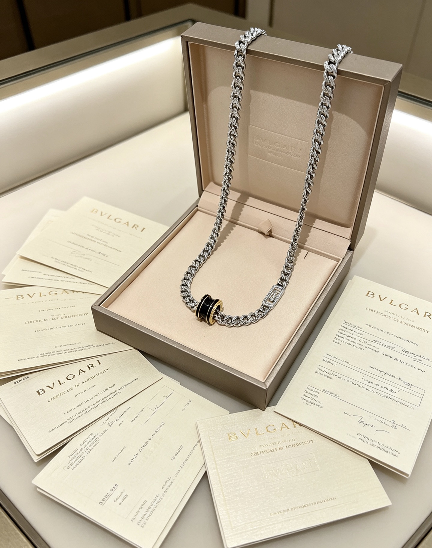 NO:923384,BVLGARI full diamond series V gold material. BVLGARI BVLGARI DIVAS’ DREAM series. The appearance is perfect, the details are invincible, the unique color is completely impeccable, and it is decorated with a classic ring shape design. It is simple yet elegant and eye-catching. The combination of 18K gold is more elegant, and the upper body is elegant and moving. Same style for men and women. Bvlgari necklace, boutique jewelry, Bottega  veneta,bvlgari,bvlgari,necklace19860909批 宝格丽项链满钻系列V金材质 .BVLGARI宝格丽 DIVAS‘ DREAM 系列 品相完美,细节无敌,那种独特的色泽完全无可挑剔,再缀以经典指环外形设计,简约之余却又优雅夺目,18K金的组合更显气色,上身雅致动人.男女同款 宝格丽项链,饰品精品,bottega veneta,bvlgari,bvlgari,necklace,Jewelry