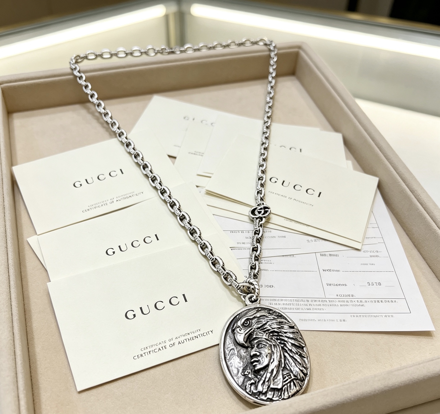 NO:923356,Batch, do not explode, douyin is the first choice for Internet celebrities to bring goods. The latest chain of Gucci necklace is of higher quality. The same style as the Anger Forest series double G Gucci new art style retro necklace. It makes high-end clothes more elegant. It has more brand and personality when going out. The details are distressed. Non-market glossy version. This one has been released. The best-selling model in Gucci. Very easy to match, fine jewelry, gucci, necklace.19860909批 不爆不发 抖音带货网红首选 古驰项链最新款链条档次更高明星同款Anger Forest系列双g古驰新品艺术风格复古项链 让高档的衣服搭配更有气质 出去更有牌面和个性 细节对版做旧处理 非市面亮面版型 这款一直在出 古驰里面热卖款 非常好搭配,饰品精品,gucci,necklace,Jewelry