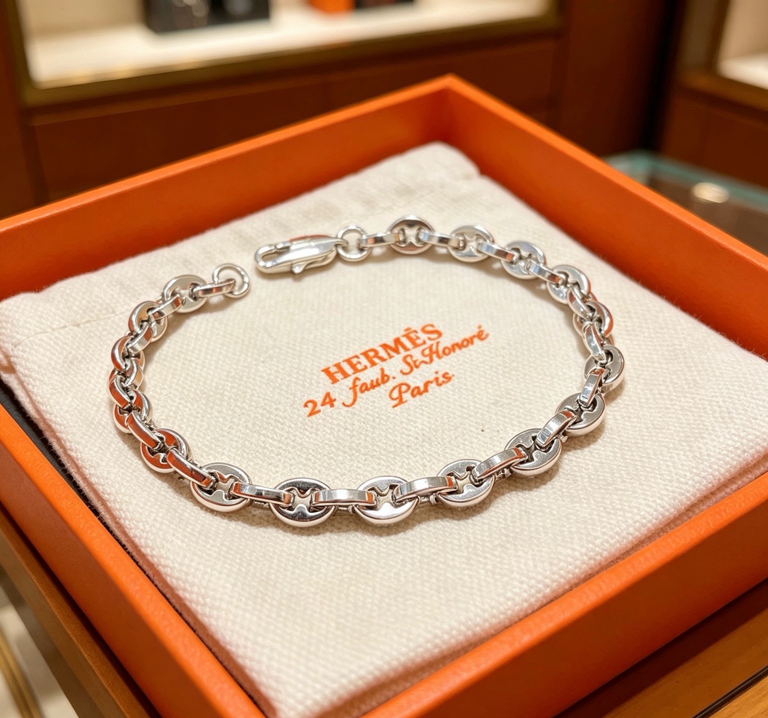 NO:923364,Batch. New thickened version of Hermès bracelet. Platinum version. High-end Seiko version. [Color] [Color] Many Internet celebrities have the same style. Hermès bracelets test the craftsmanship of the master. It is not easy to ensure that every detail is in place.19860909批.新款爱马仕手链加厚版 铂金版.高级精工版[色][色]众多网红同款 爱马仕手链太考验师傅的手艺了 要确保每个细节都到位不简单[色][色] 高端定制 男女同款 爱马仕火爆 1:1超精赞明星 同款 k金质感,精工高端工艺打造出炉. 上手真的赞爆,饰品精品,hermes,bracelet,Jewelry