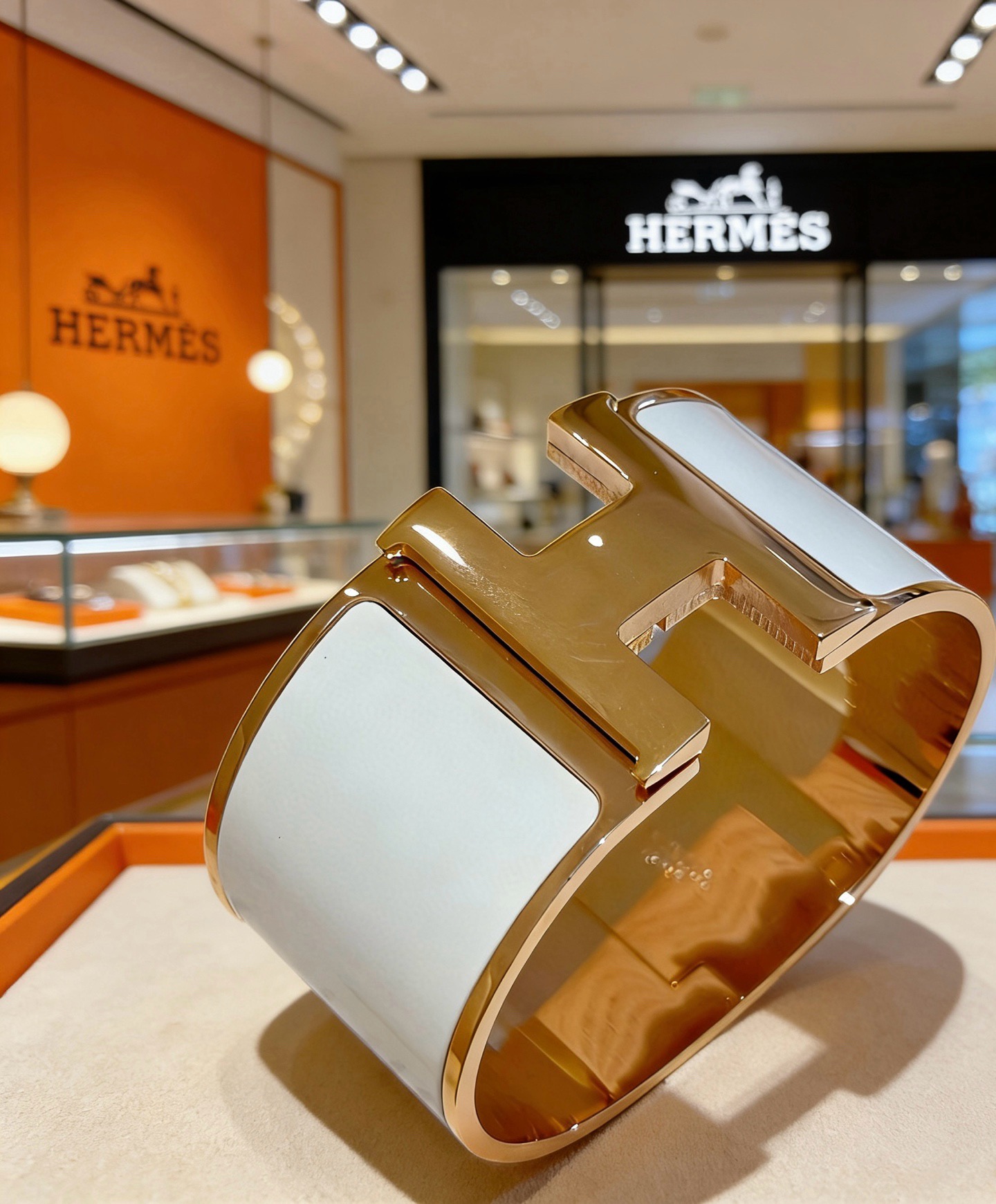 NO:923373,Batch. Hermes Hermes bracelet, original customization, wide version bracelet, enamel craftsmanship is a test of the master's skills. Make sure the color is hand-made [color][color]. High-end customization. Goddesses all love Hermes hot bracelets. Super fine and praise all goddesses and stars. Same style. High-end franc material, K gold texture, Seiko pure handmade product. Really good to use. Width 33mm, fine jewelry, hermes, hermes, bracelet19860909批. Hermes 爱马仕手镯 原版定制 宽版手镯手环 珐琅工艺太考验师傅的手艺了 要确保色泽手工制作好[色][色] 高端定制 女神 都爱爱马仕火爆手镯 超精赞各路女神 明星 同款 高端法郎材质,k金质感,精工纯手工出品上手真的赞 宽33mm,饰品精品,hermes,hermes,bracelet,Jewelry