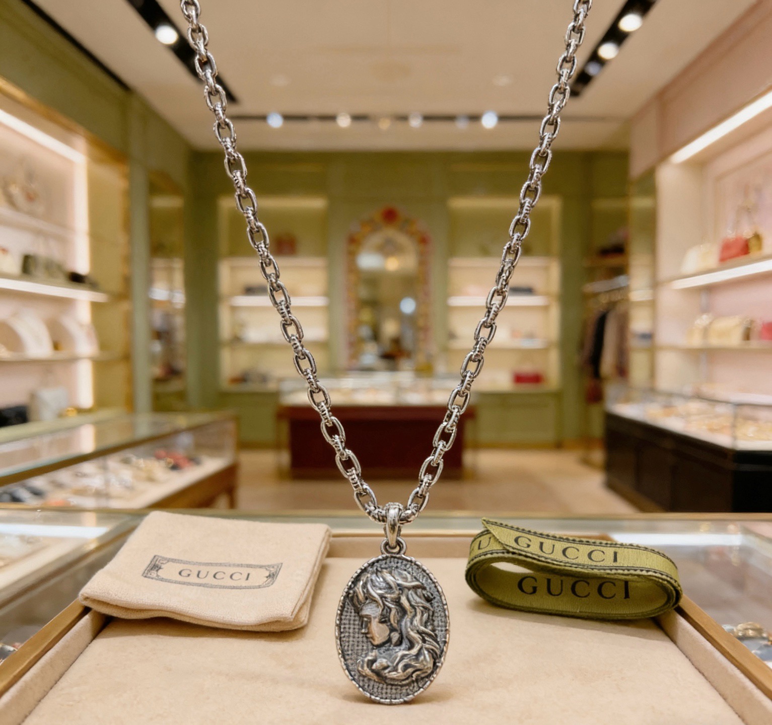NO:923390,Batch. Gucci necklace retro material, chain body imported customization, retro high-end boutique chain Gucci necklace, personalized customization is considered to help heal the body and mind, is the bond of people's emotional communication, brings fresh, happy energy, retro Gucci snake girl has more connotation, is the light of wealth, helps attract wealth energy, brings lucky energy. High-end elegance, fashionable and has a fresh sense of life., jewelry boutique, gucci, necklace19860909批. 古驰项链复古材质 链身进口定制 复古高端精品链条古驰项链,个性定制被认为可以辅助治愈身心是人们情感沟通的纽带带来清新,快活的能量复古古驰蛇女更有内涵亦是财富之光有助于吸引财富能量,带来幸运的能量.高级优雅不俗,时尚又带一种清新的生命感.,饰品精品,gucci,necklace,Jewelry