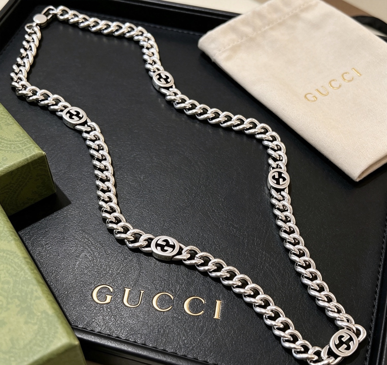 NO:923444,Approved Gucci Necklace 2026 latest chain with higher grade. The same Anger Forest series 5G new Gucci Necklace for celebrities. Pay attention to the exclusive details and craftsmanship. The length of the chain is 60 cm and the length can be changed. The details are distressed. Non-market shiny version. This one has been out. It is a best-selling model in Gucci. It goes well with trendy clothes, fine jewelry, Gucci, and necklaces.19860909批古驰项链2026最新款链条档次更高明星同款Anger Forest系列5G新款古驰项链.认准独家细节工艺 链长60厘米可改长度 细节对版做旧处理 非市面亮面版型 这款一直在出 古驰里面热卖款 非常好搭配潮流衣服,饰品精品,gucci,necklace,Jewelry