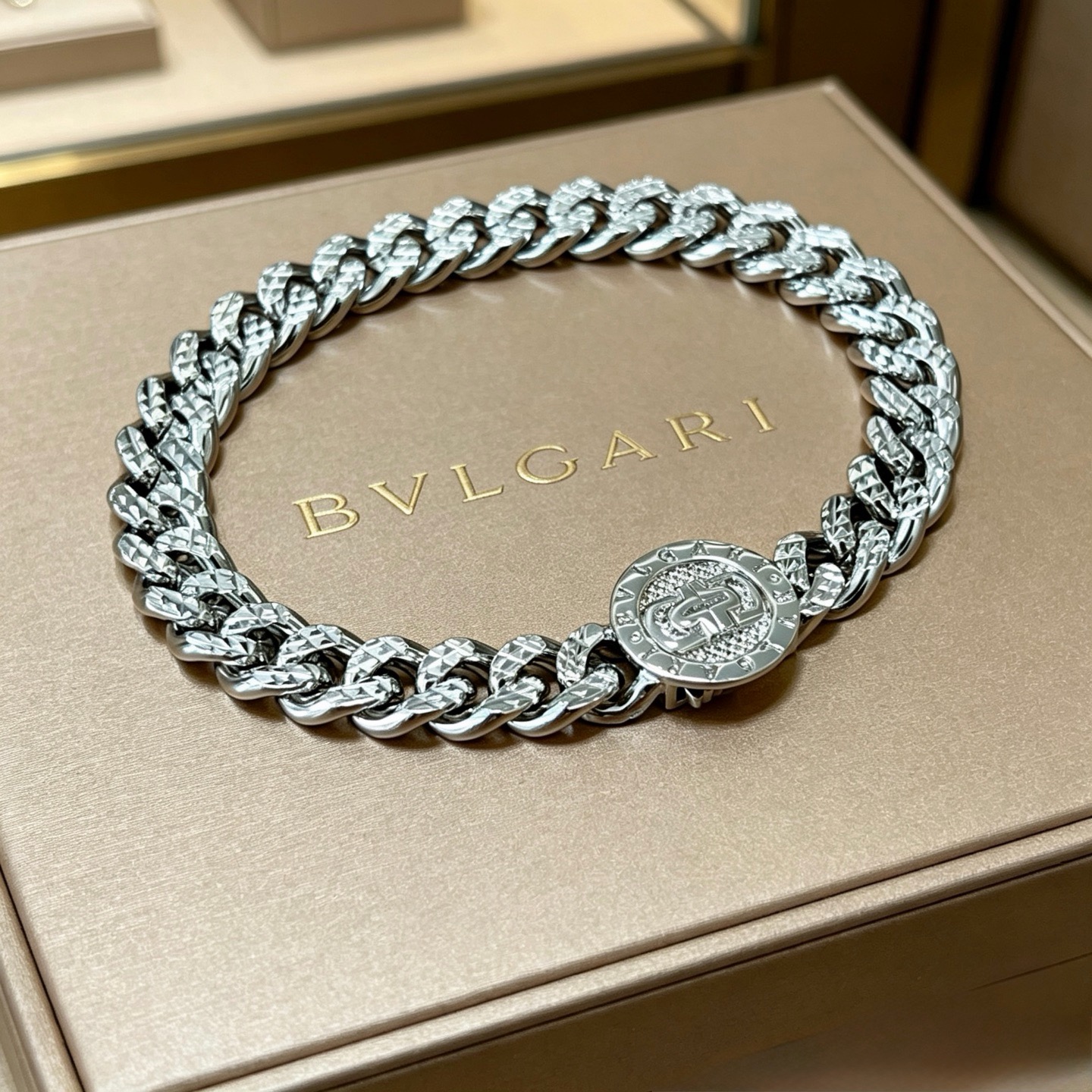 NO:923382,Batch. Bulgari bracelet V gold material BVLGARI BVLGARI DIVAS' DREAM series The appearance is perfect, the details are invincible, the unique color is completely impeccable, and it is decorated with a classic ring shape design, which is simple yet elegant and eye-catching. The pure handmade combination of V gold is more elegant and elegant. Same style for men and women. Bvlgari bracelets, exquisite jewelry, bottega veneta, bvlgari, bvlgari, bracelet19860909批.宝格丽手链V金材质 BVLGARI宝格丽 DIVAS‘ DREAM 系列 品相完美,细节无敌,那种独特的色泽完全无可挑剔,再缀以经典指环外形设计,简约之余却又优雅夺目,V金纯手工的组合更显气色,上手雅致动人.男女同款 宝格丽手链,饰品精品,bottega veneta,bvlgari,bvlgari,bracelet,Jewelry