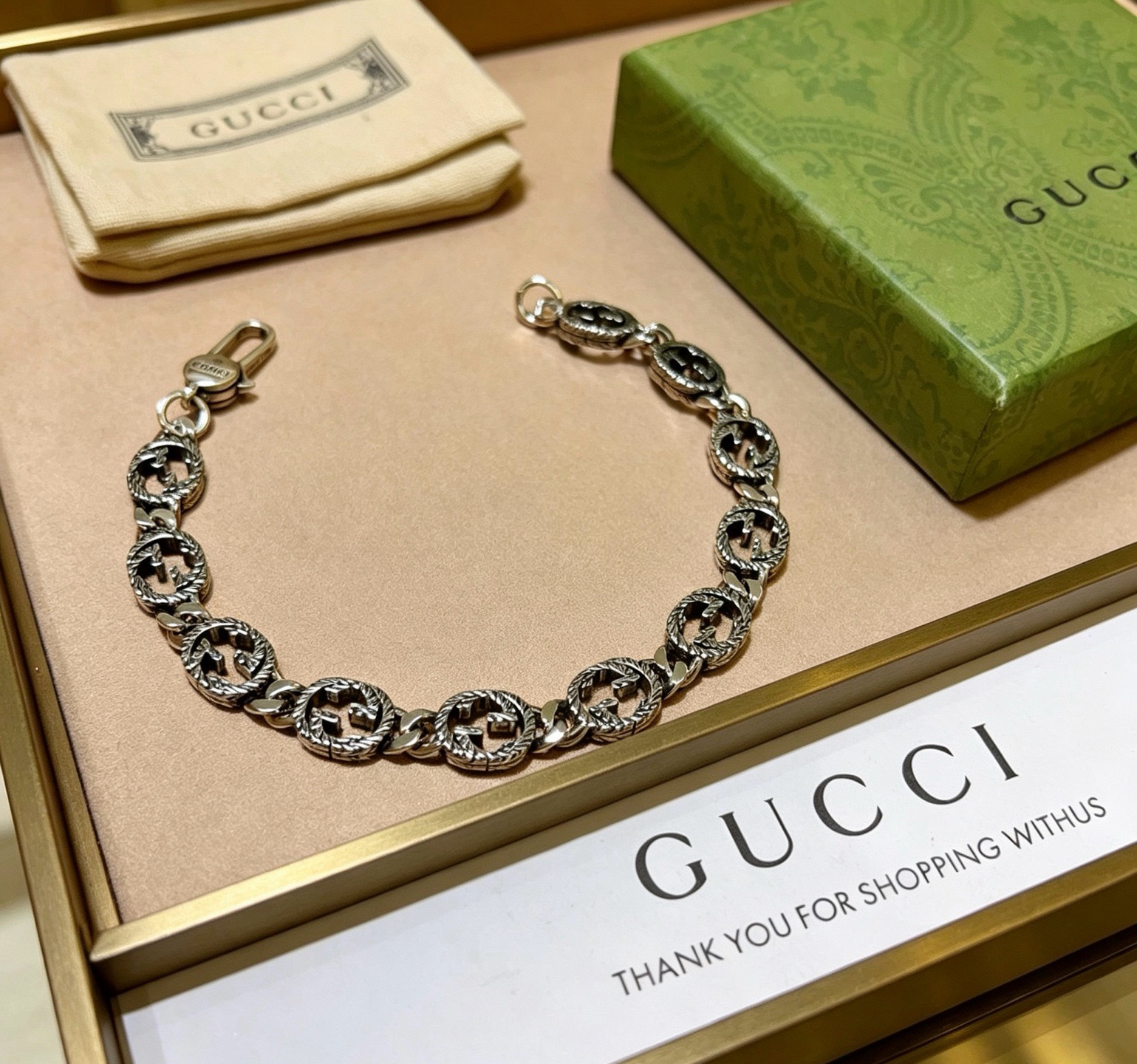 NO:923399,Batch. The latest Gucci bracelet is the latest classic model. It is exquisite regardless of style and texture. It is absolutely top-notch. You can understand the original logo at a glance. It is super nice. It is the best choice for matching clothes. It is a must-have artifact for men and women. Size 18.20.22.24 cm, fine jewelry, gucci, gucci, bracelet19860909批. 最新出炉 Gucci古驰手链最新款的经典款 精致无论款式 质感 都是绝对的顶尖feel 只要看一眼就懂了原版logo 超 nice 搭配衣服最佳的选择,男女同款必备神器 码数18.20.22.24厘米,饰品精品,gucci,gucci,bracelet,Jewelry