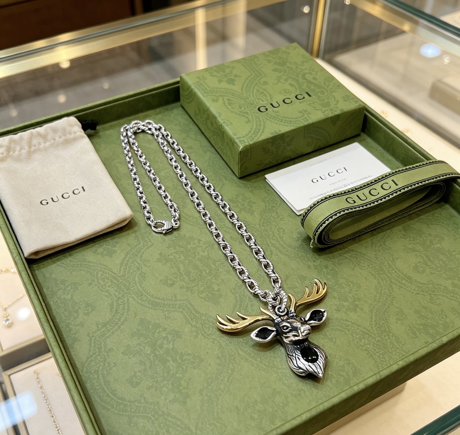 NO:923422,The latest Gucci necklace has a higher grade. The same style as the celebrity Anger Forest series double G Gucci necklace. The chain length is 60 cm and the length can be changed. Gucci vintage golden deer. The details are distressed. The shiny version is not available in the market. This one has been out. It is the best-selling model in Gucci. It is very good to match with trendy clothes, fine jewelry, gucci, necklace.19860909批古驰项链最新款链条档次更高明星同款Anger Forest系列双G古驰项链 链长60厘米可改长度 古驰复古金鹿 细节对版做旧处理 非市面亮面版型 这款一直在出 古驰里面热卖款 非常好搭配潮流衣服,饰品精品,gucci,necklace,Jewelry