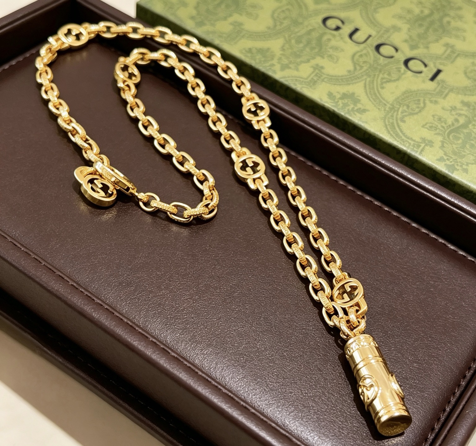 NO:923433,A batch of new products are released. The latest chain of Gucci necklaces is of higher quality. The same style as that of celebrities. The Anger Forest series, the double G classic tag, the joint design concept necklace series, the retro silver necklace. The details are distressed. The shiny version is not available in the market. This one has been out. It is the best-selling model in Gucci. It is very good to match with trendy clothes, fine jewelry, gucci, necklace.19860909批新品发布 古驰项链最新款链条档次更高明星同款Anger Forest系列双G经典款吊牌联名设计理念项链系列复古银项链 细节对版做旧处理 非市面亮面版型 这款一直在出 古驰里面热卖款 非常好搭配潮流衣服,饰品精品,gucci,necklace,Jewelry