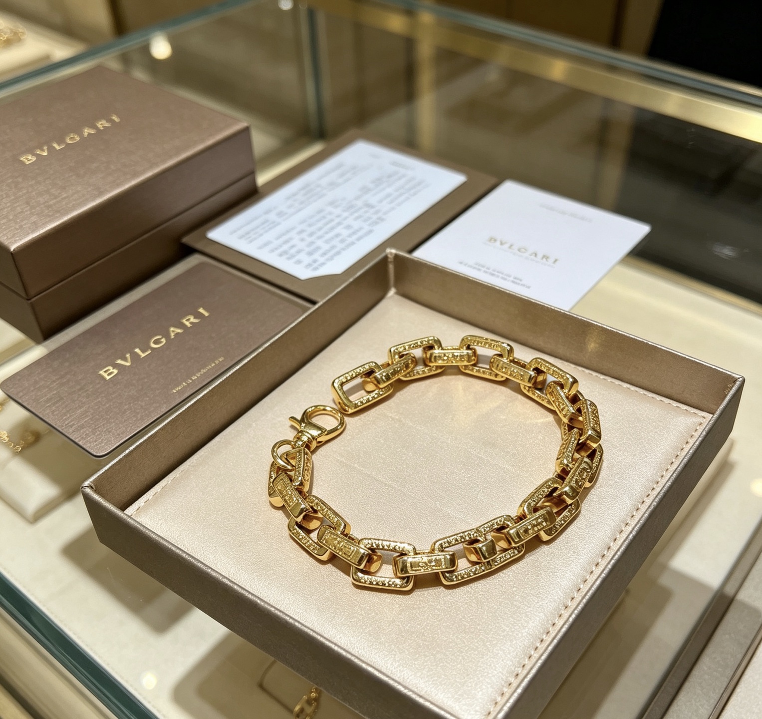 NO:923391,Batch. Bvlgari bracelet made of V gold. BVLGARI DIVAS’ DREAM series. The appearance is perfect, the details are unparalleled, the unique color is completely impeccable, and it is decorated with a classic ring shape design. It is simple yet elegant and eye-catching. The V gold pure handmade combination is more elegant and elegant. The same style for men and women, 18 20 22 24 cm, boutique jewelry, bottega  veneta,bvlgari,bvlgari,bracelet19860909批.宝格丽手链V金材质 BVLGARI宝格丽 DIVAS‘ DREAM 系列 品相完美,细节无敌,那种独特的色泽完全无可挑剔,再缀以经典指环外形设计,简约之余却又优雅夺目,V金纯手工的组合更显气色,上手雅致动人.男女同款 18 20 22 24厘米,饰品精品,bottega veneta,bvlgari,bvlgari,bracelet,Jewelry