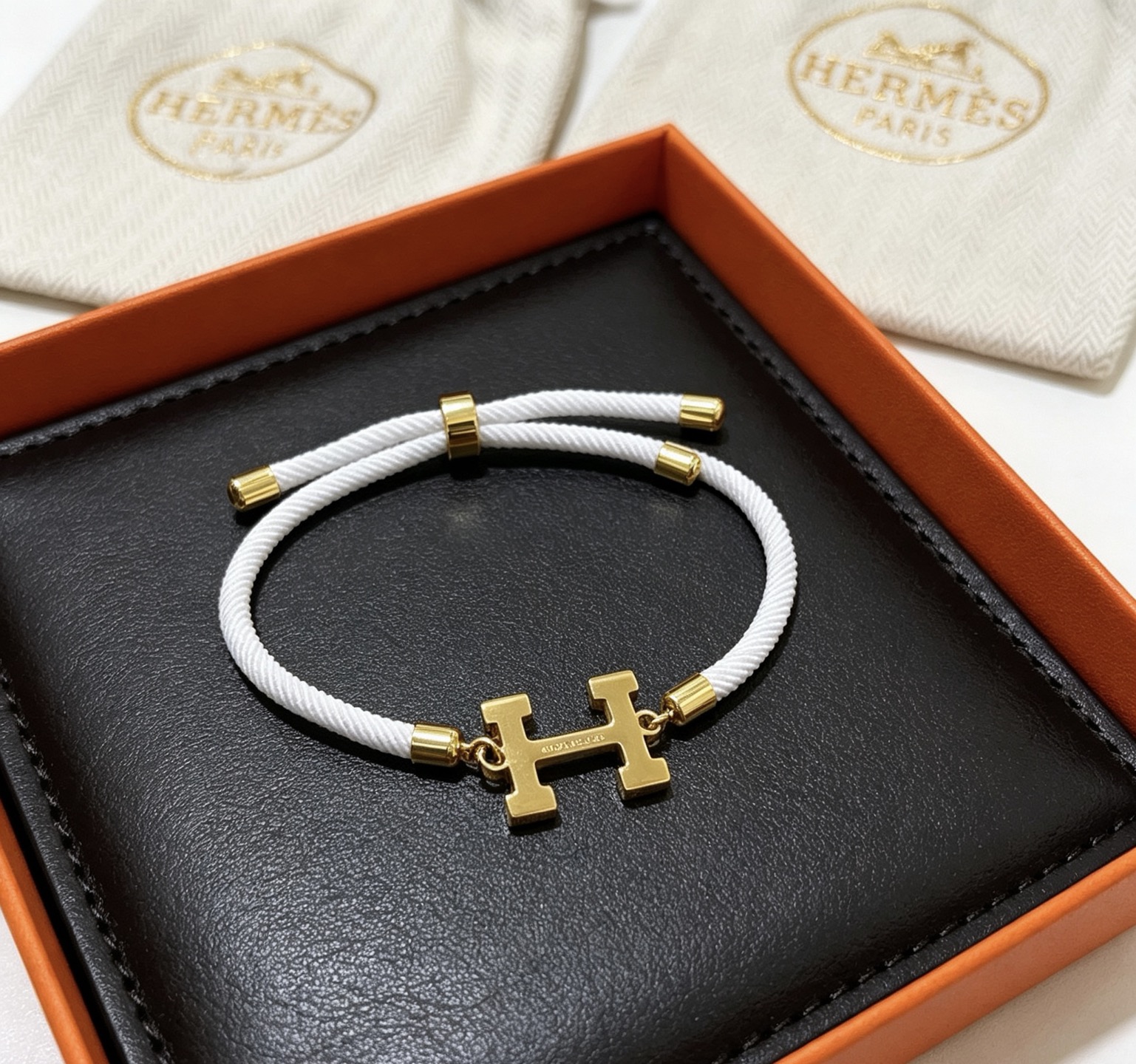 NO:923365,Batch New Products for Sale The latest model of Hermès hand-woven bracelets, made of hand-woven materials, with a higher grade. The same style as the star H series series, classic series bracelets. Details are matched with K gold processing. Non-market shiny version. This one has been out. The best-selling model in Hermès. Very good to match trendy clothes, jewelry boutiques, Hermes, Bracelet19860909批 新品发售 爱马仕手绳手环最新款纯手工编织材质档次更高明星同款H系列系列经典款系列手链手绳 细节对版k金处理 非市面亮面版型 这款一直在出 爱马仕里面热卖款 非常好搭配潮流衣服,饰品精品,hermes,bracelet,Jewelry